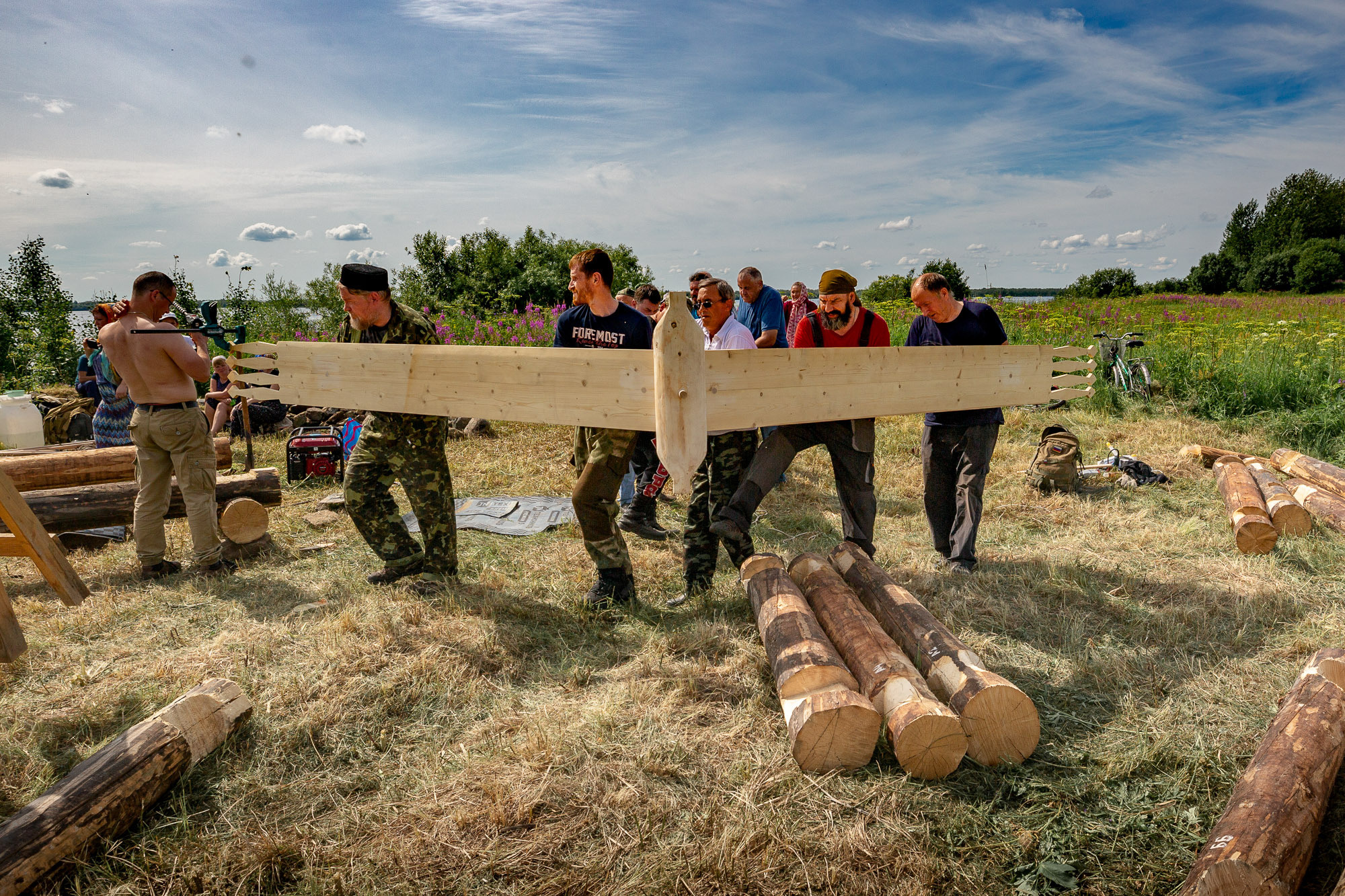 Воздвижение поклонного креста. Кегостров. Фотограф — путешественник Светлана Романовская