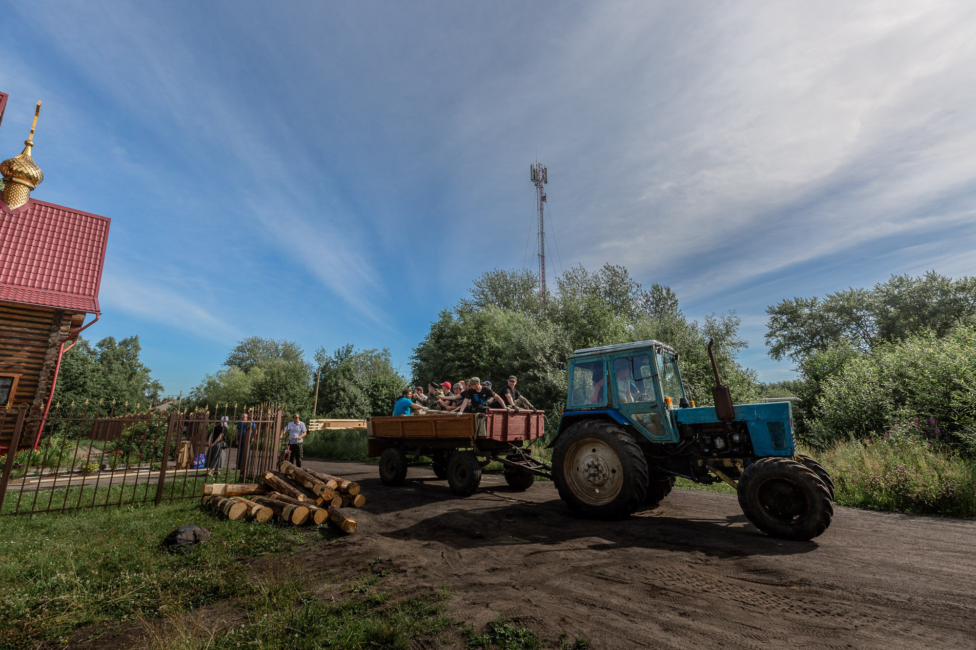 Воздвижение поклонного креста. Кегостров. Фотограф — путешественник Светлана Романовская