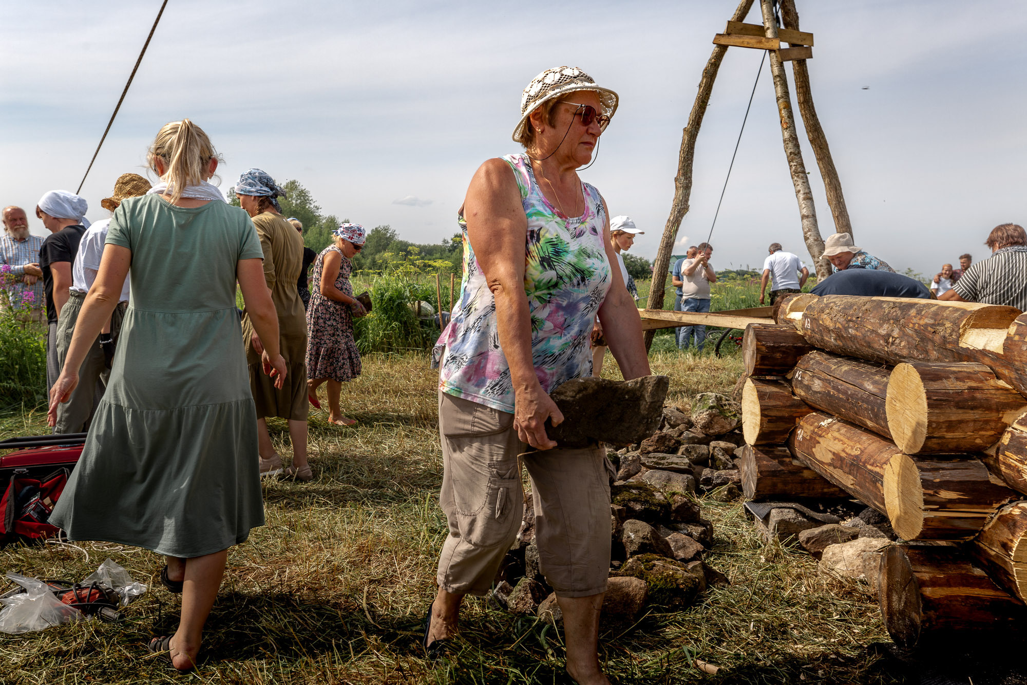 Воздвижение поклонного креста. Кегостров. Фотограф — путешественник Светлана Романовская