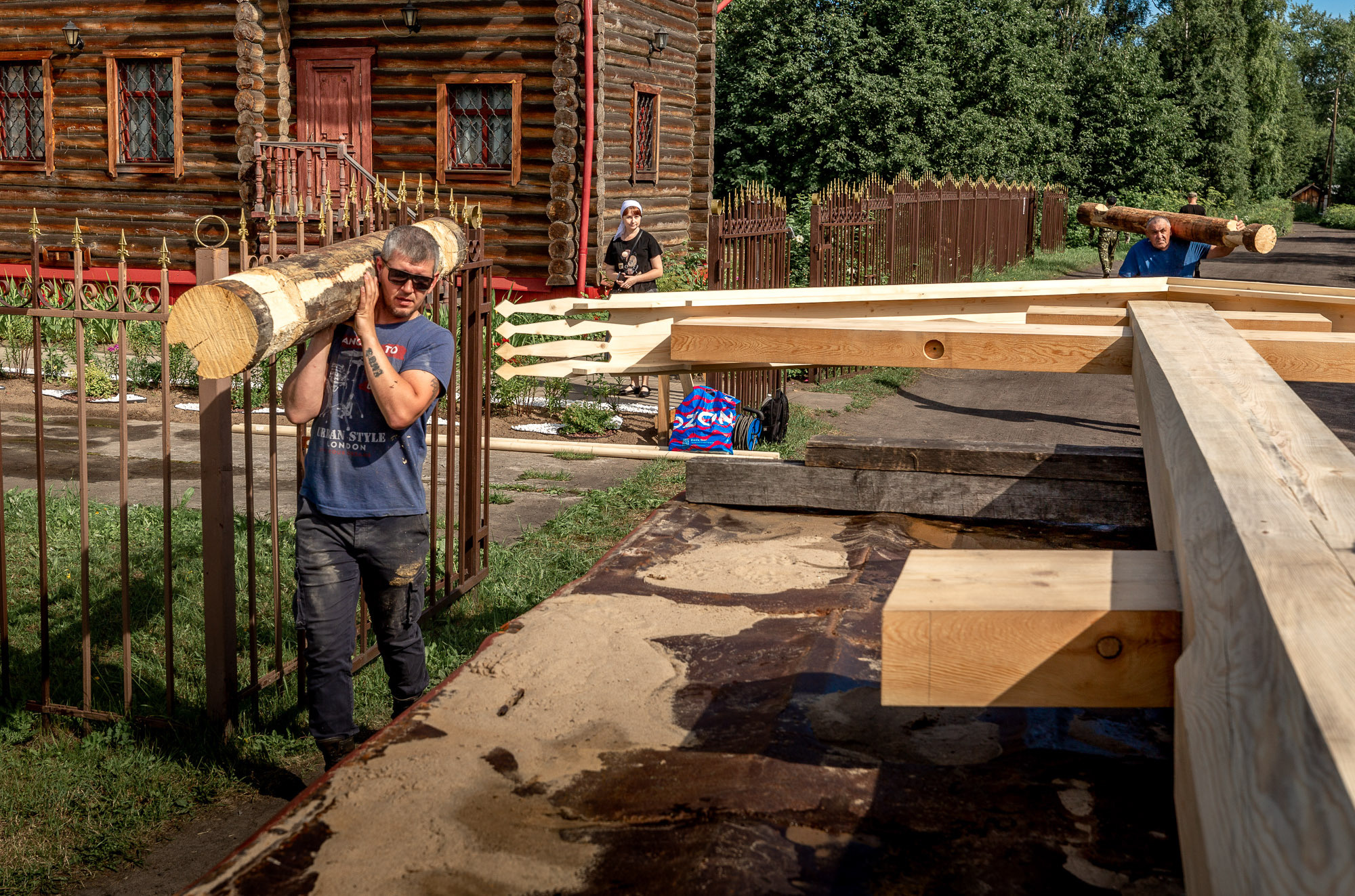 Воздвижение поклонного креста. Кегостров. Фотограф — путешественник Светлана Романовская