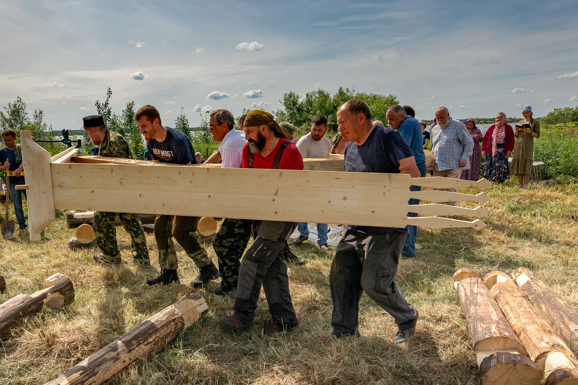 Воздвижение поклонного креста. Кегостров. Фотограф — путешественник Светлана Романовская
