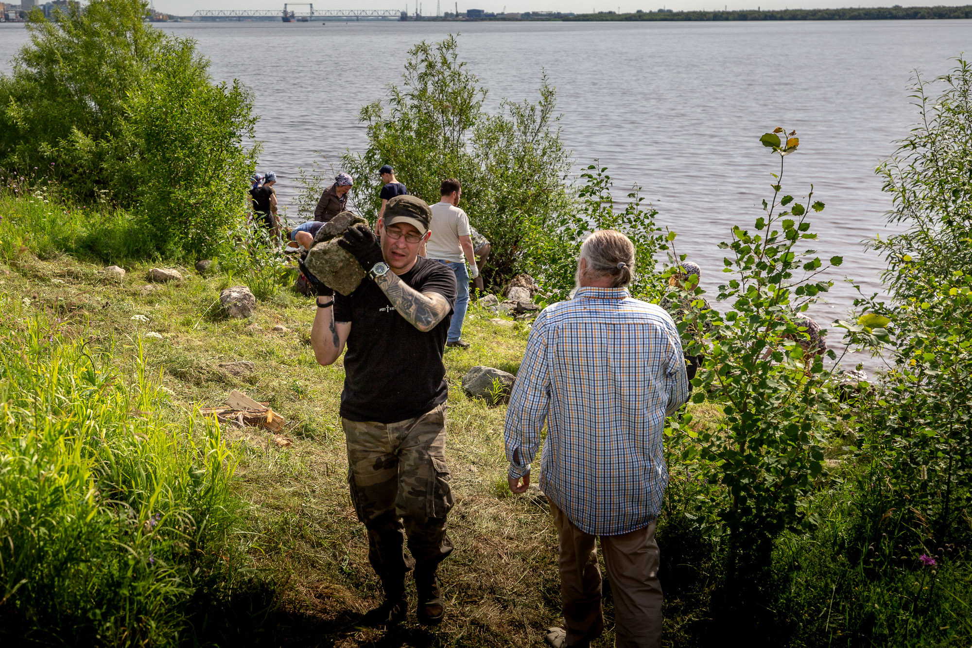 Воздвижение поклонного креста. Кегостров. Фотограф — путешественник Светлана Романовская