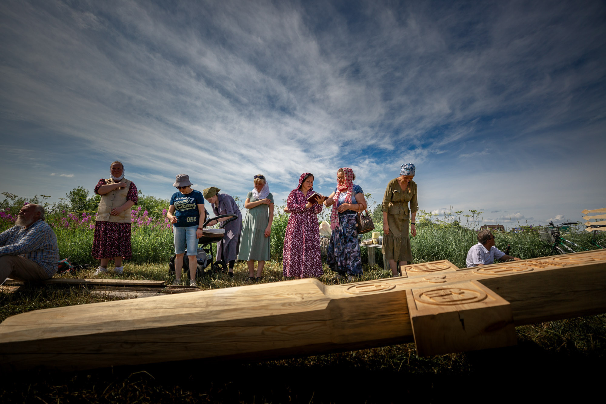 Воздвижение поклонного креста. Кегостров. Фотограф — путешественник Светлана Романовская