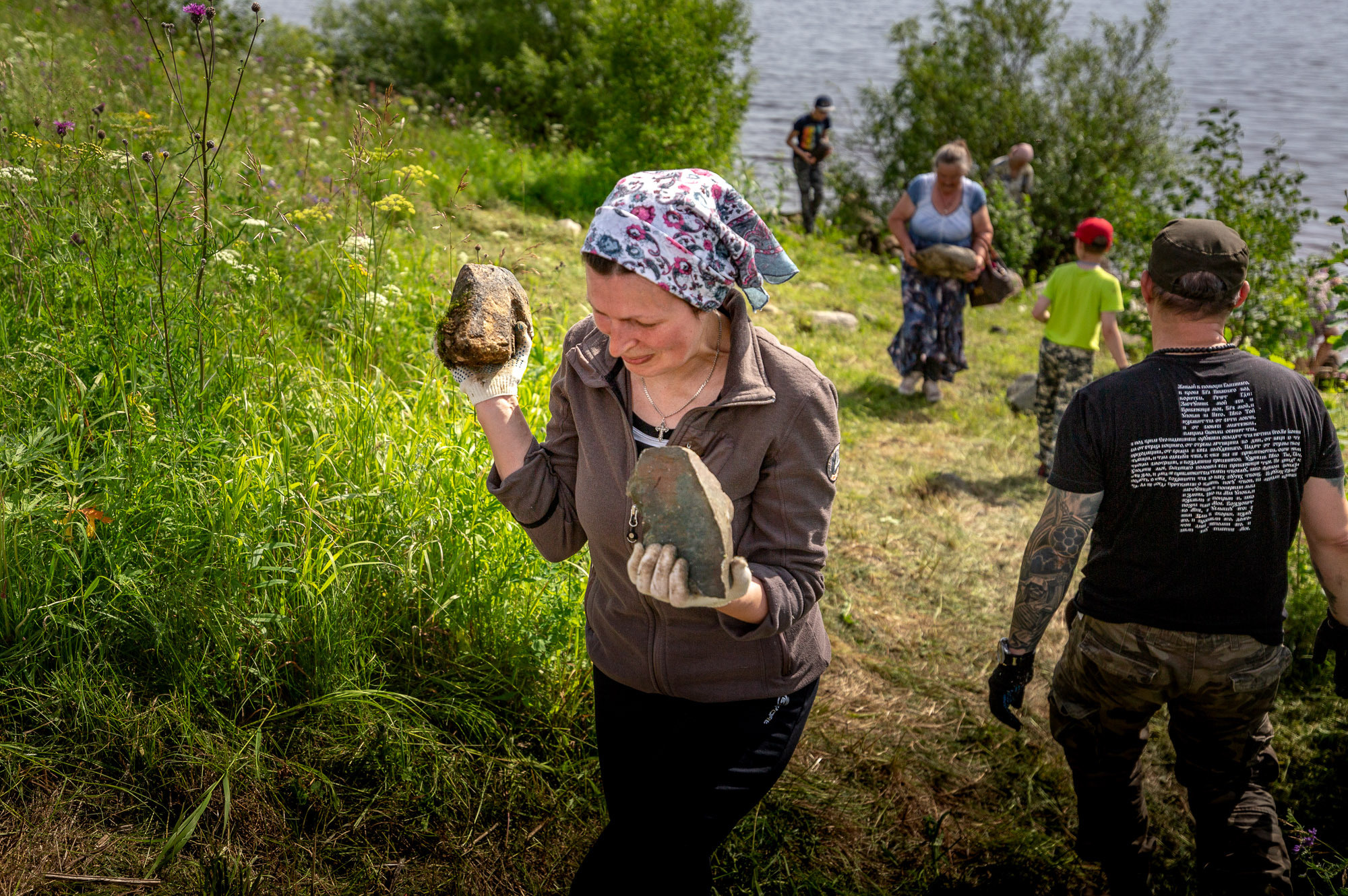 Воздвижение поклонного креста. Кегостров. Фотограф — путешественник Светлана Романовская