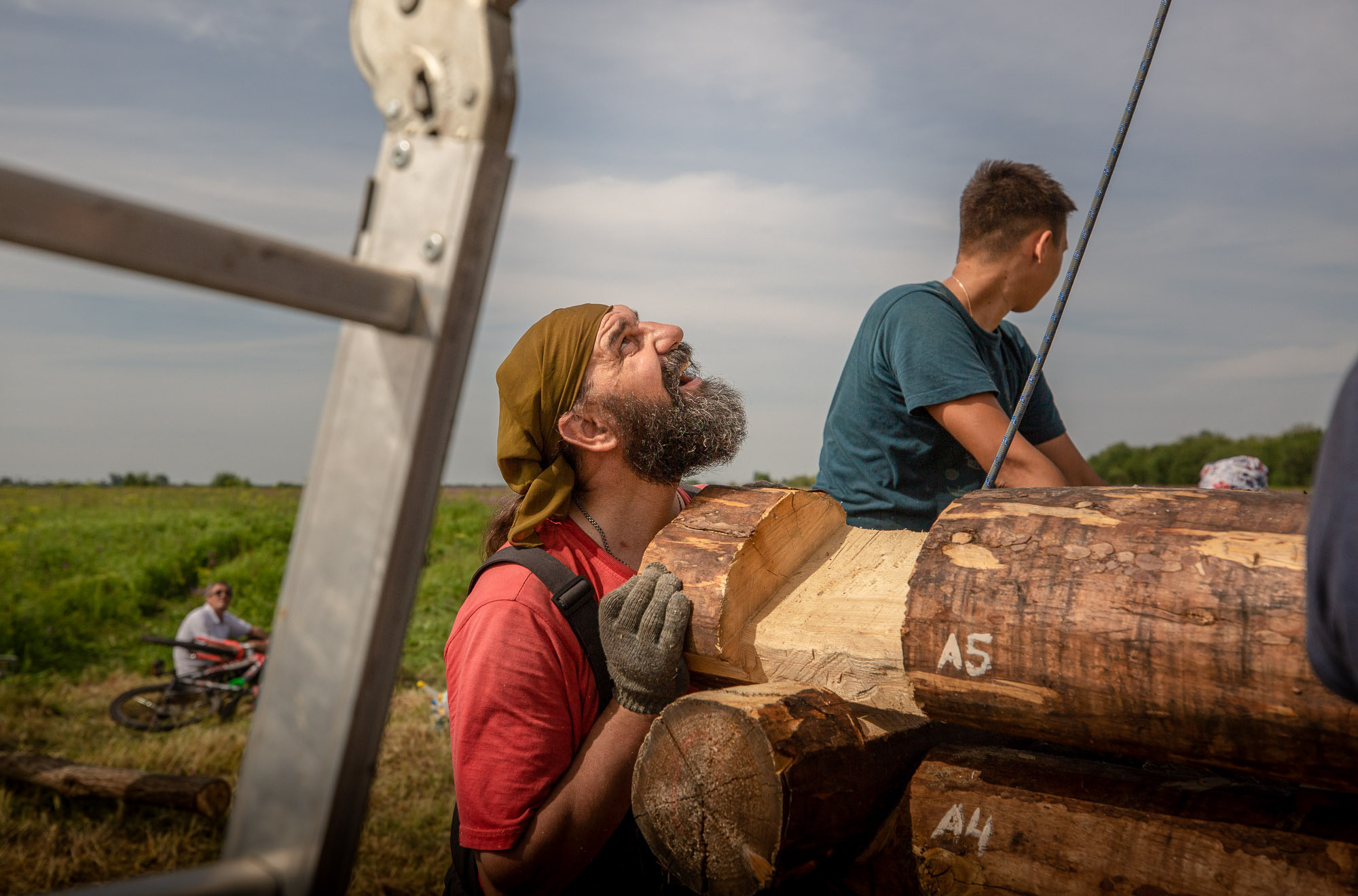 Воздвижение поклонного креста. Кегостров. Фотограф — путешественник Светлана Романовская
