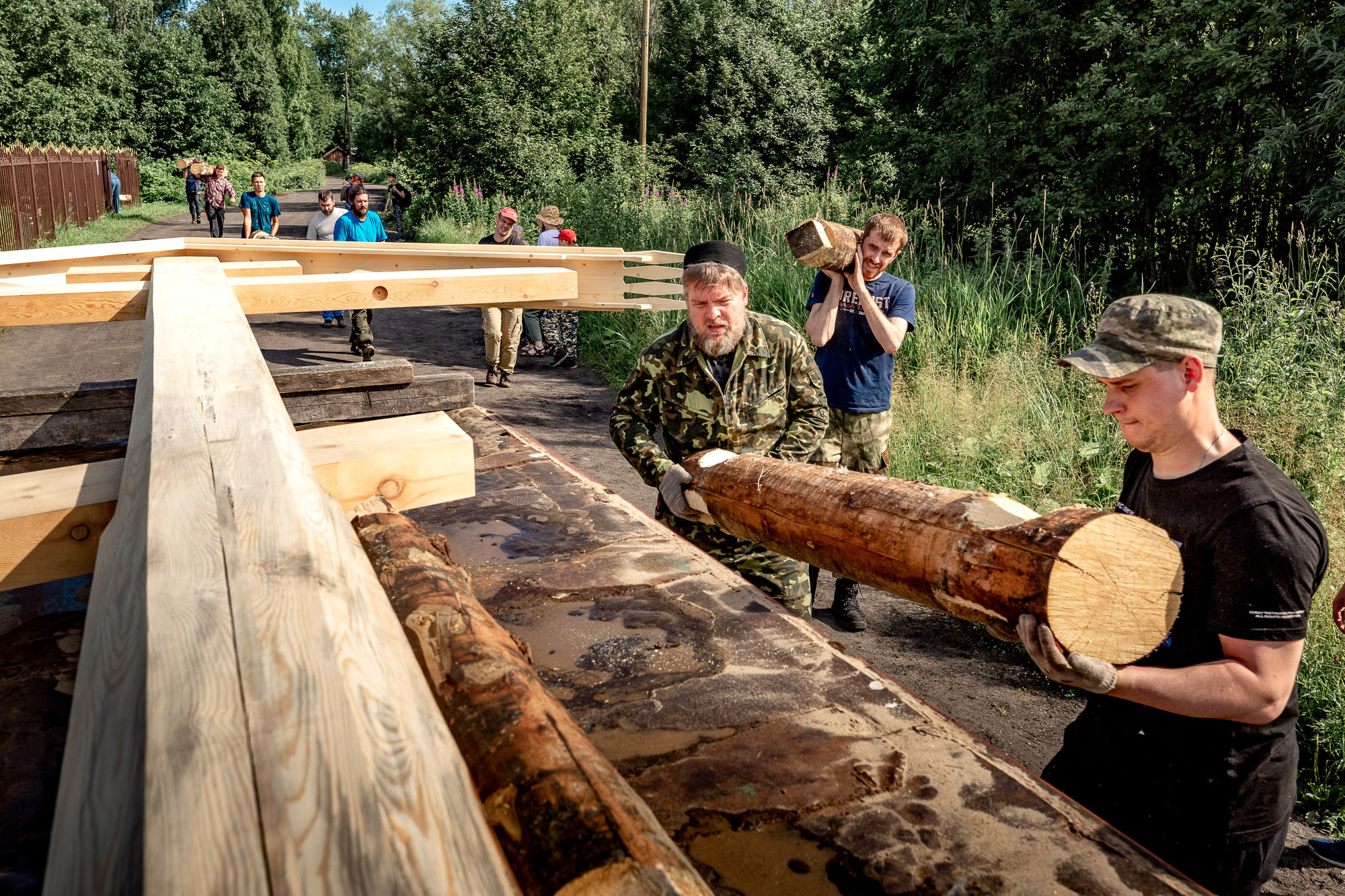 Воздвижение поклонного креста. Кегостров. Фотограф — путешественник Светлана Романовская