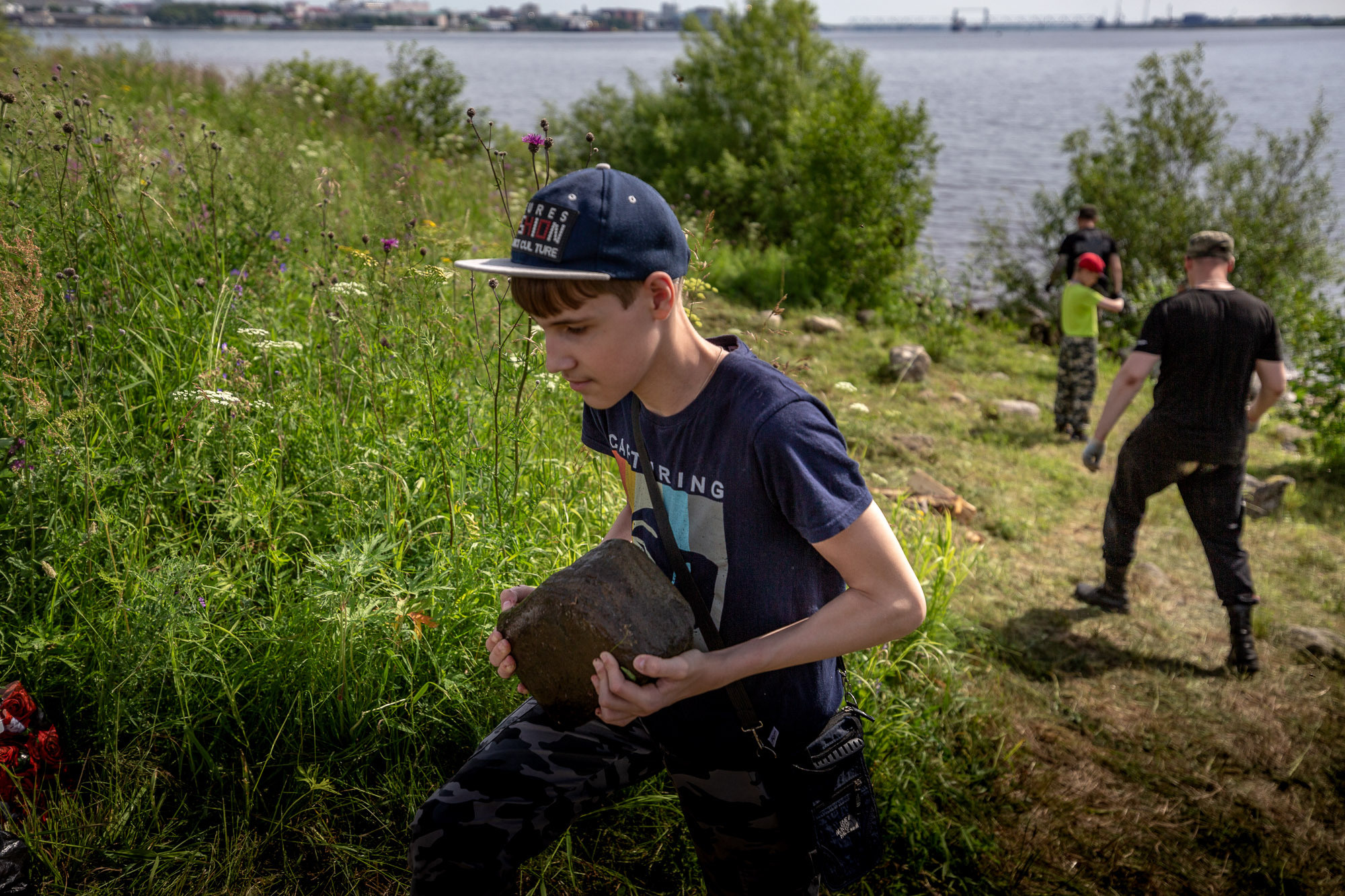 Воздвижение поклонного креста. Кегостров. Фотограф — путешественник Светлана Романовская