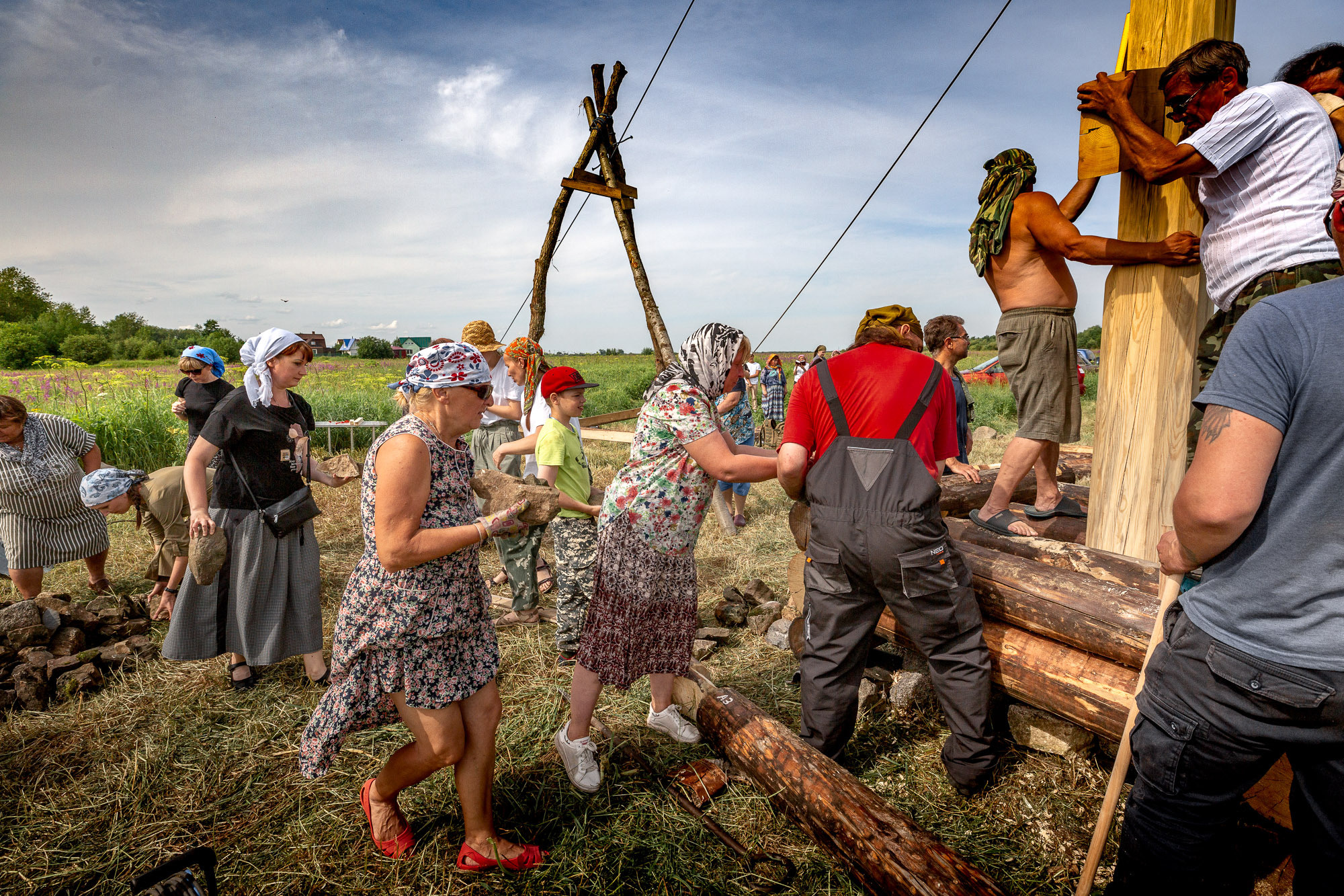 Воздвижение поклонного креста. Кегостров. Фотограф — путешественник Светлана Романовская
