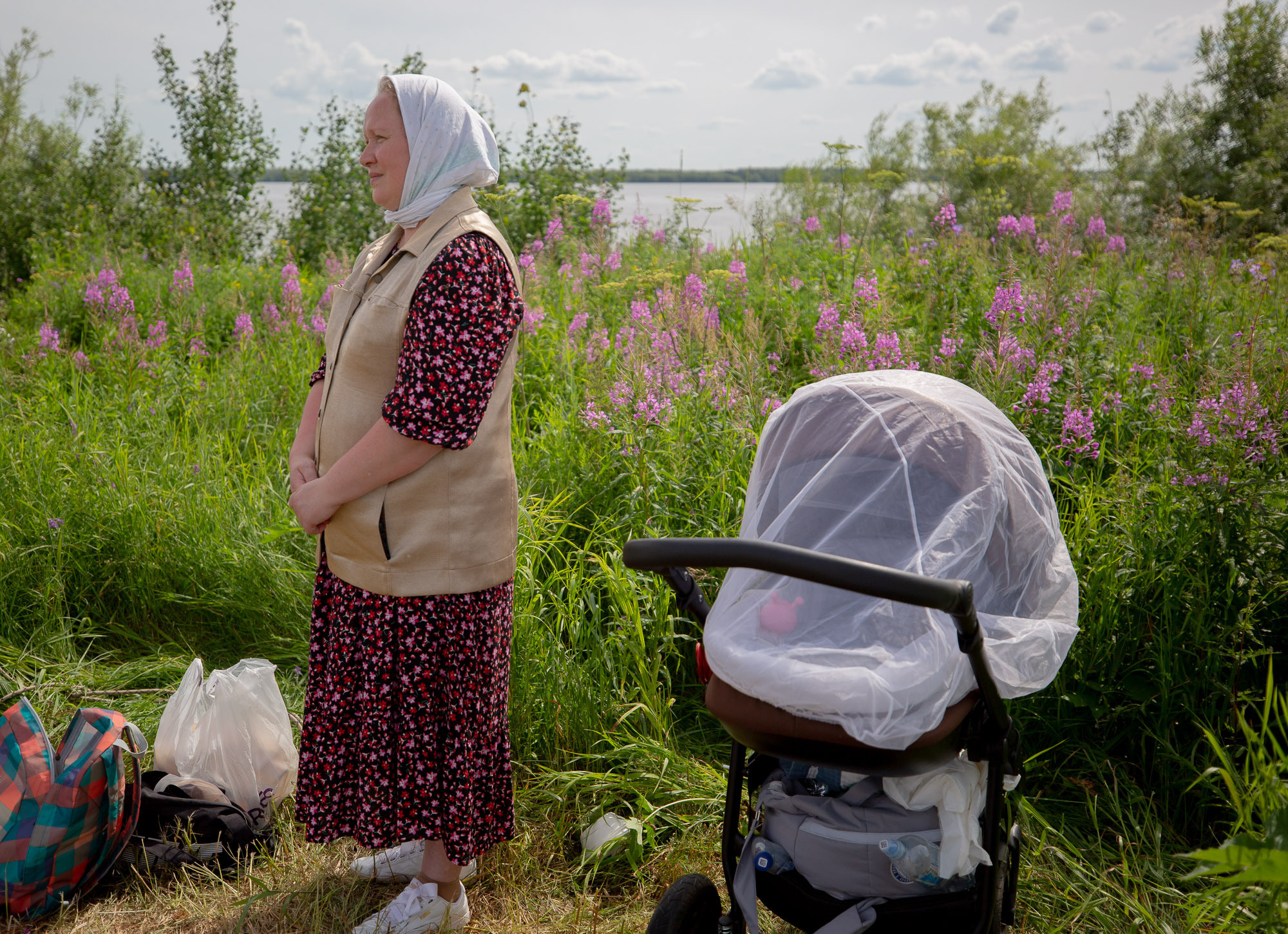 Воздвижение поклонного креста. Кегостров. Фотограф — путешественник Светлана Романовская