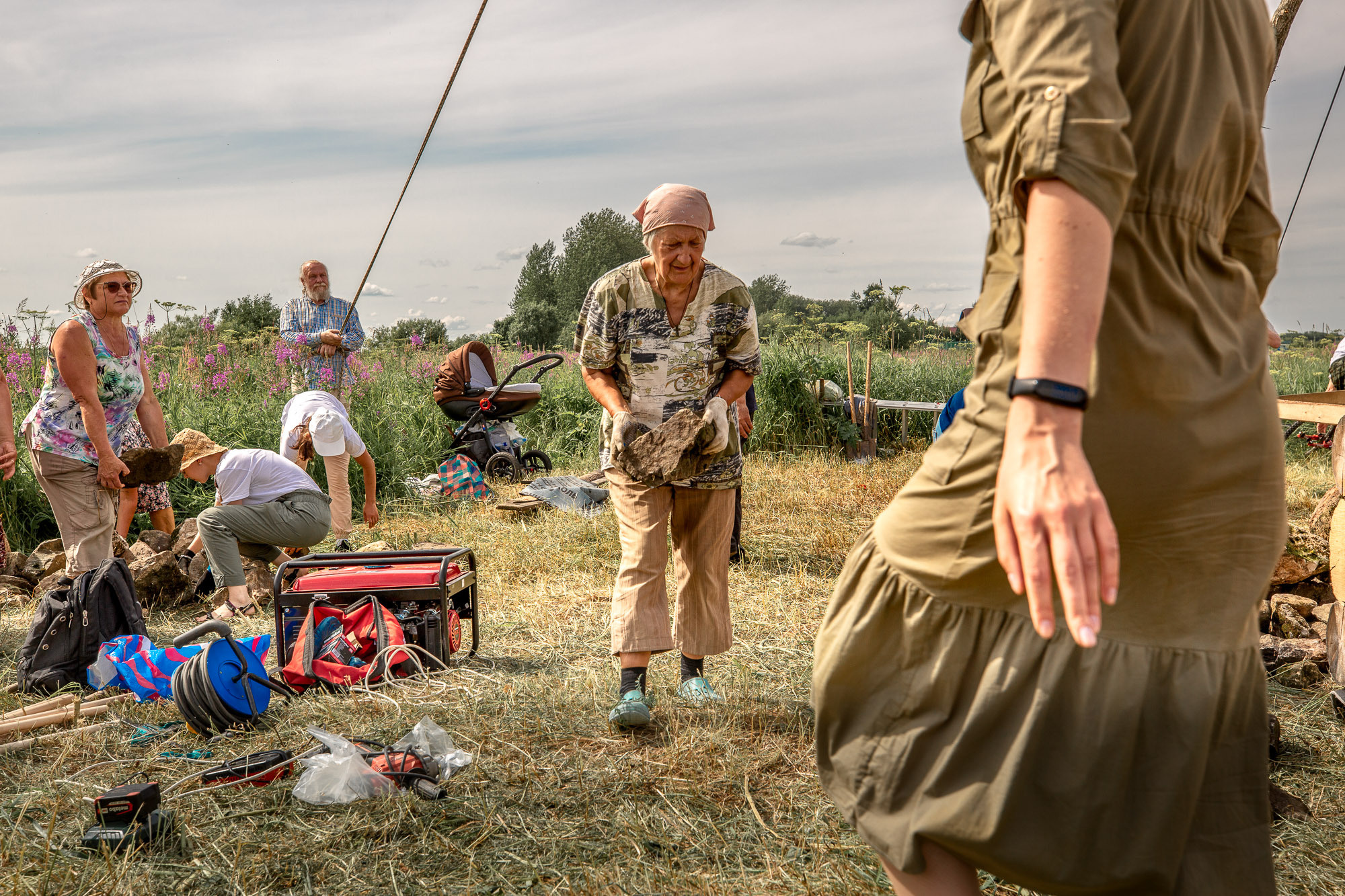 Воздвижение поклонного креста. Кегостров. Фотограф — путешественник Светлана Романовская