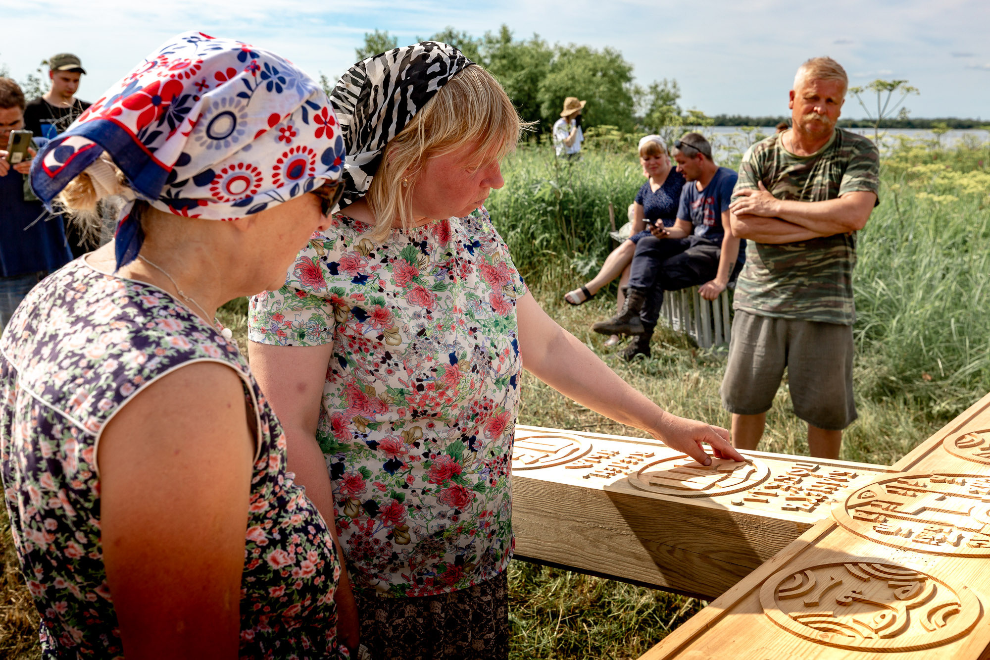 Воздвижение поклонного креста. Кегостров. Фотограф — путешественник Светлана Романовская