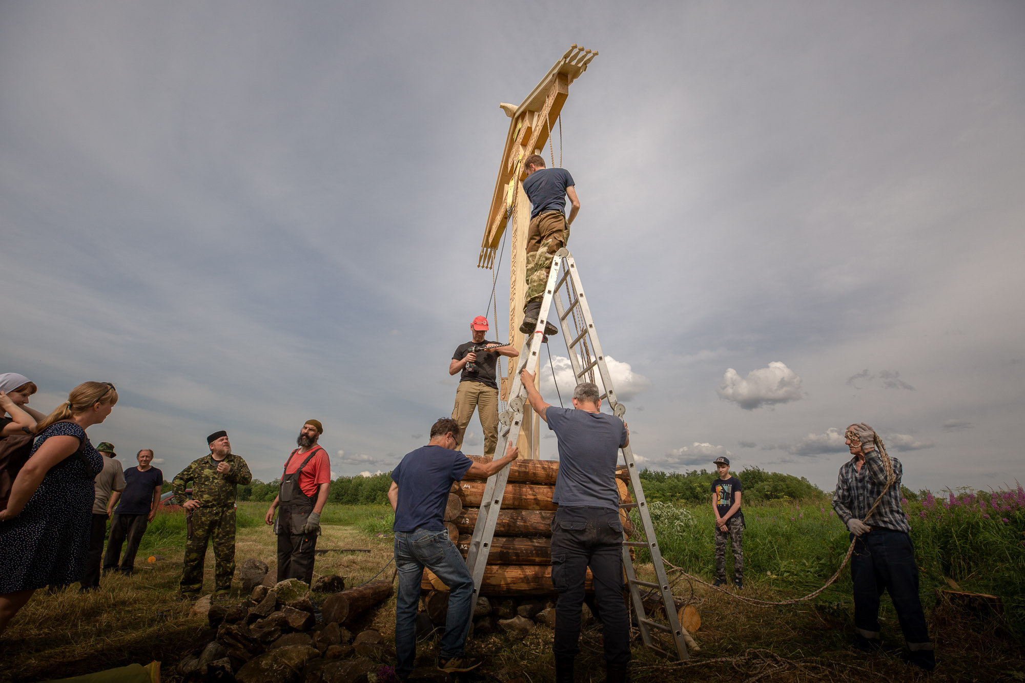 Воздвижение поклонного креста. Кегостров. Фотограф — путешественник Светлана Романовская