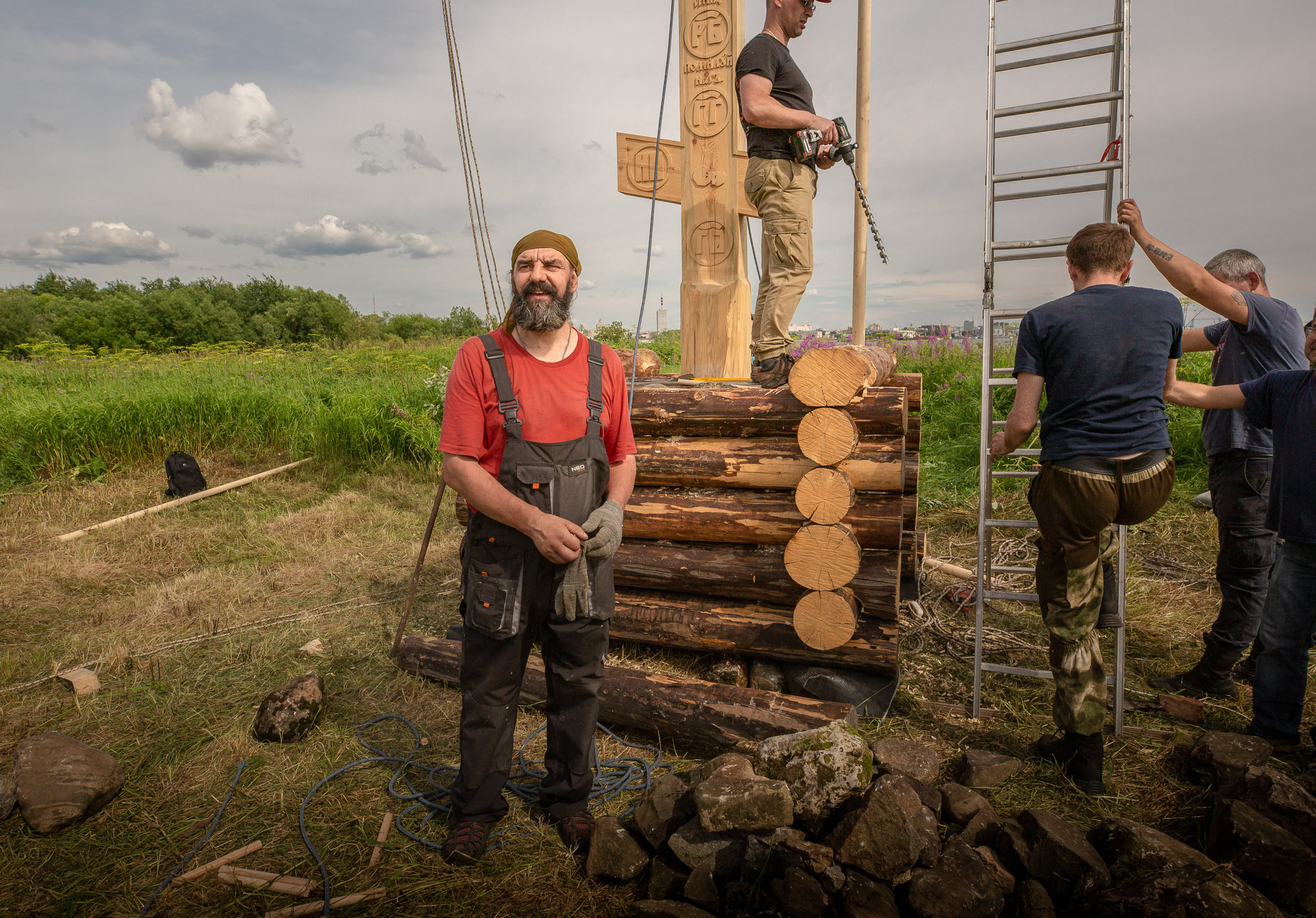 Воздвижение поклонного креста. Кегостров. Фотограф — путешественник Светлана Романовская