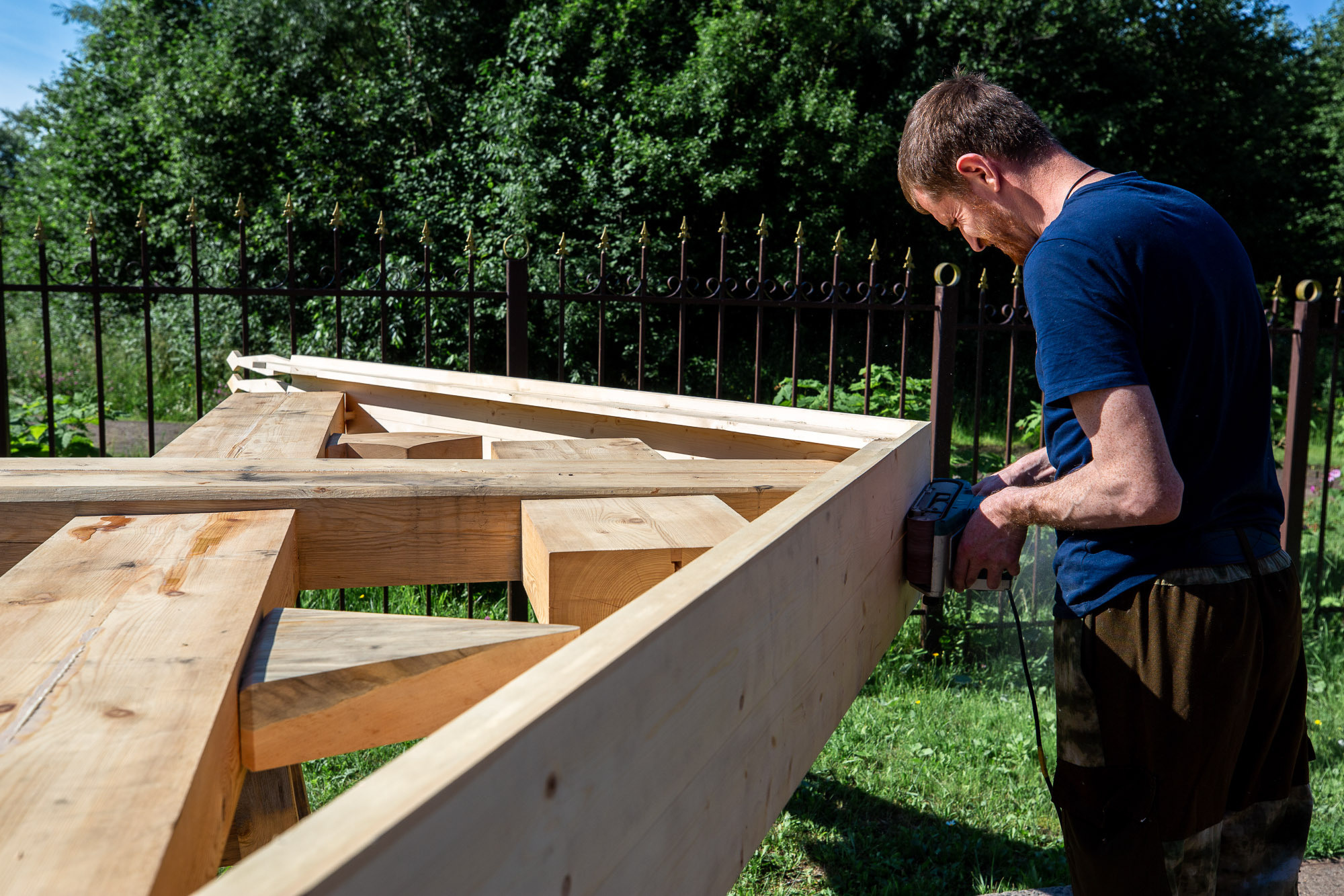 Воздвижение поклонного креста. Кегостров. Фотограф — путешественник Светлана Романовская
