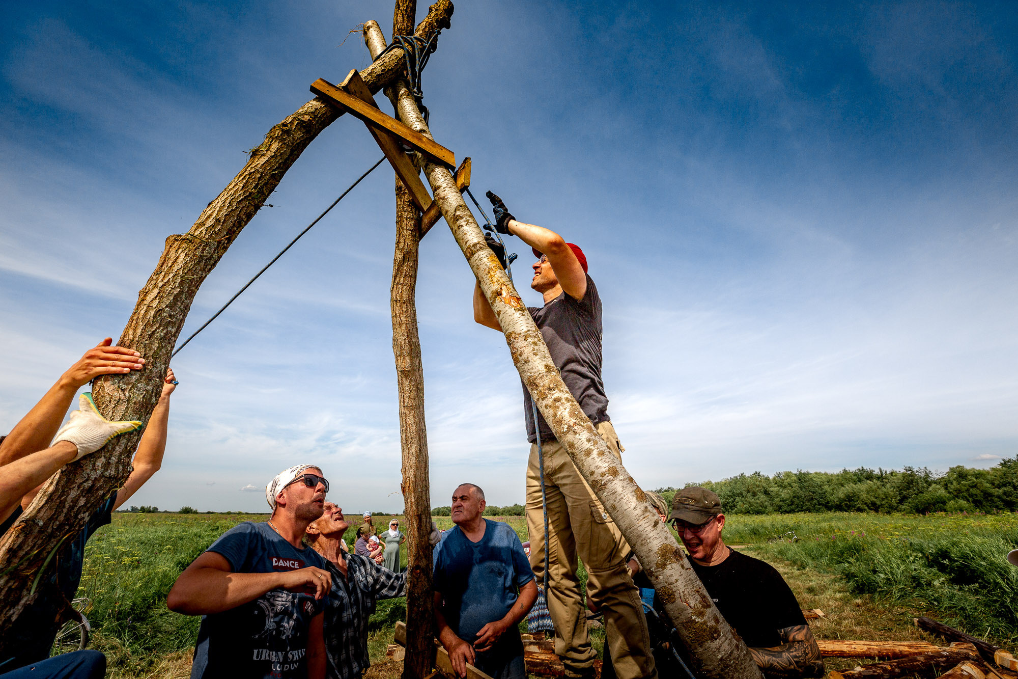 Воздвижение поклонного креста. Кегостров. Фотограф — путешественник Светлана Романовская