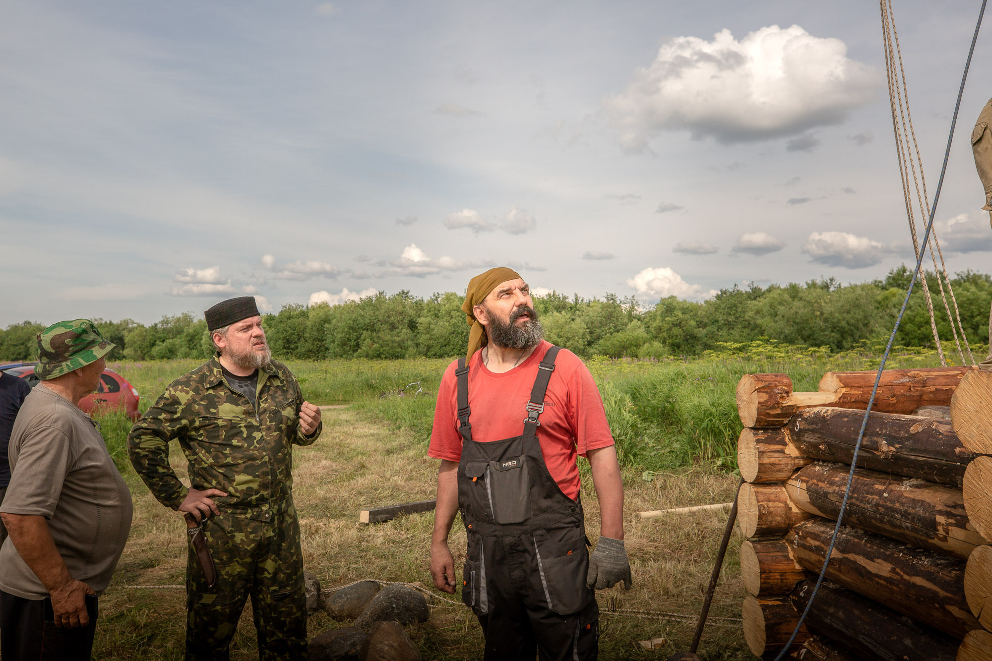 Воздвижение поклонного креста. Кегостров. Фотограф — путешественник Светлана Романовская