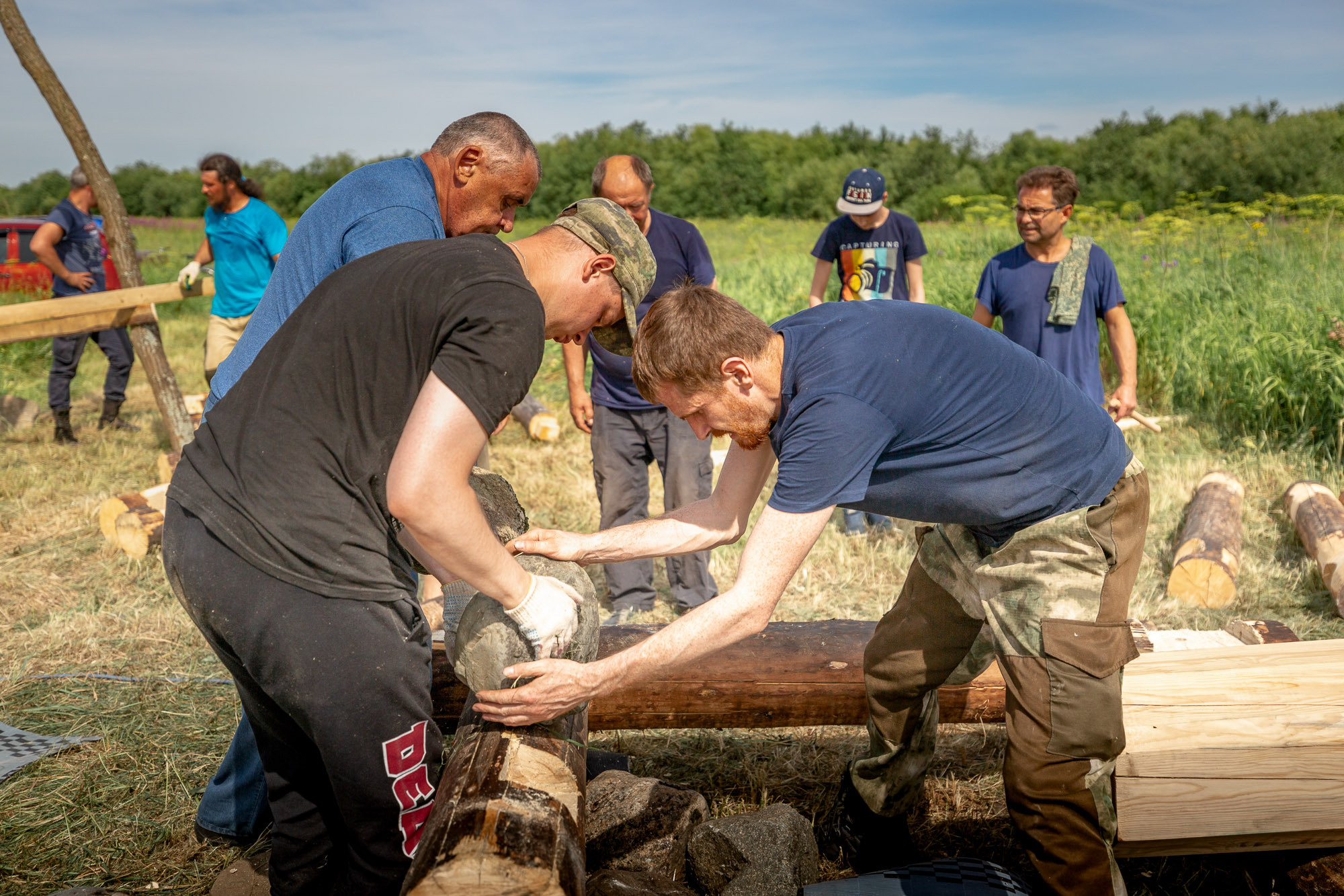 Воздвижение поклонного креста. Кегостров. Фотограф — путешественник Светлана Романовская