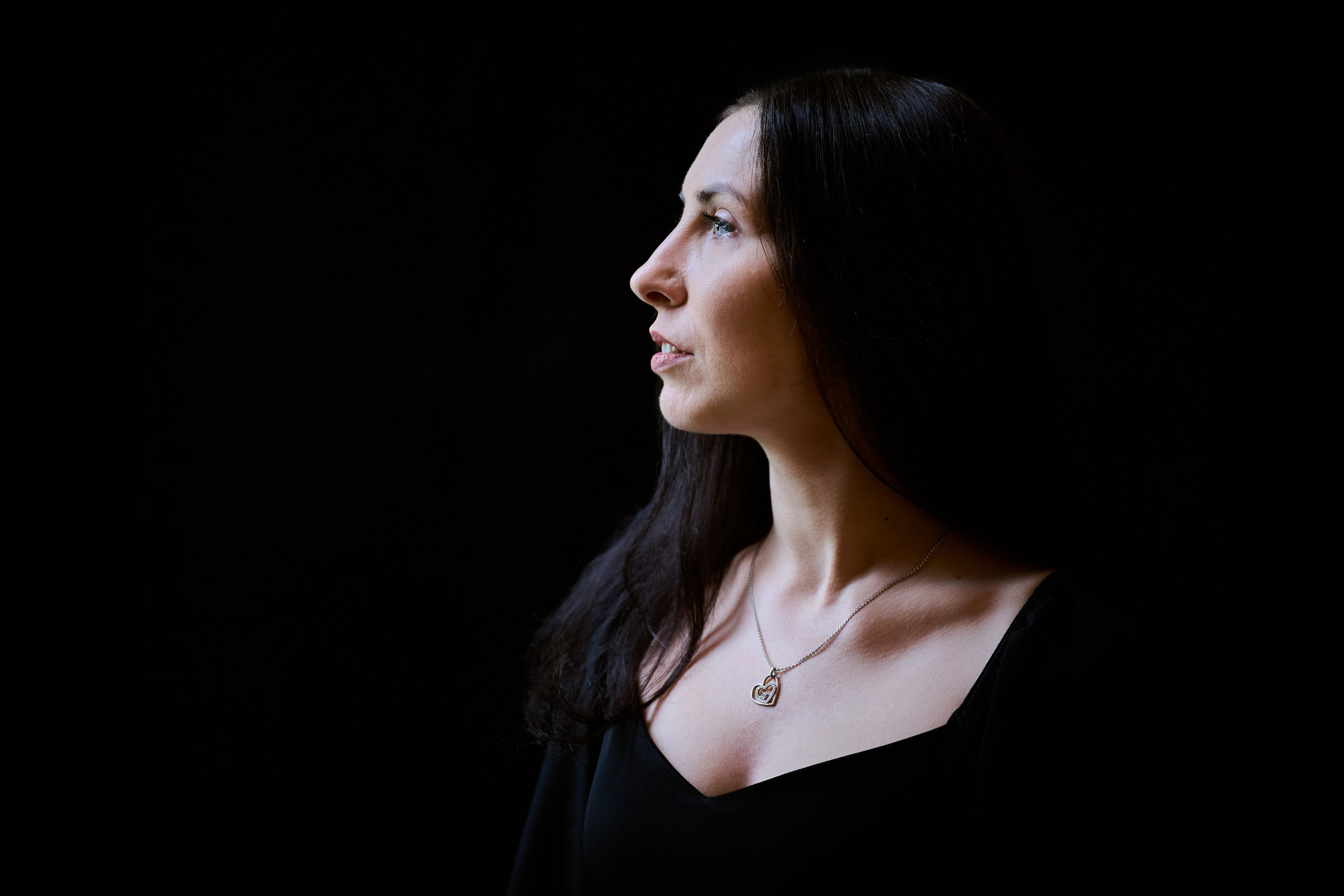 Тихая женская фотография — съёмка без ролей и позирования, где важнее состояние, чем образ