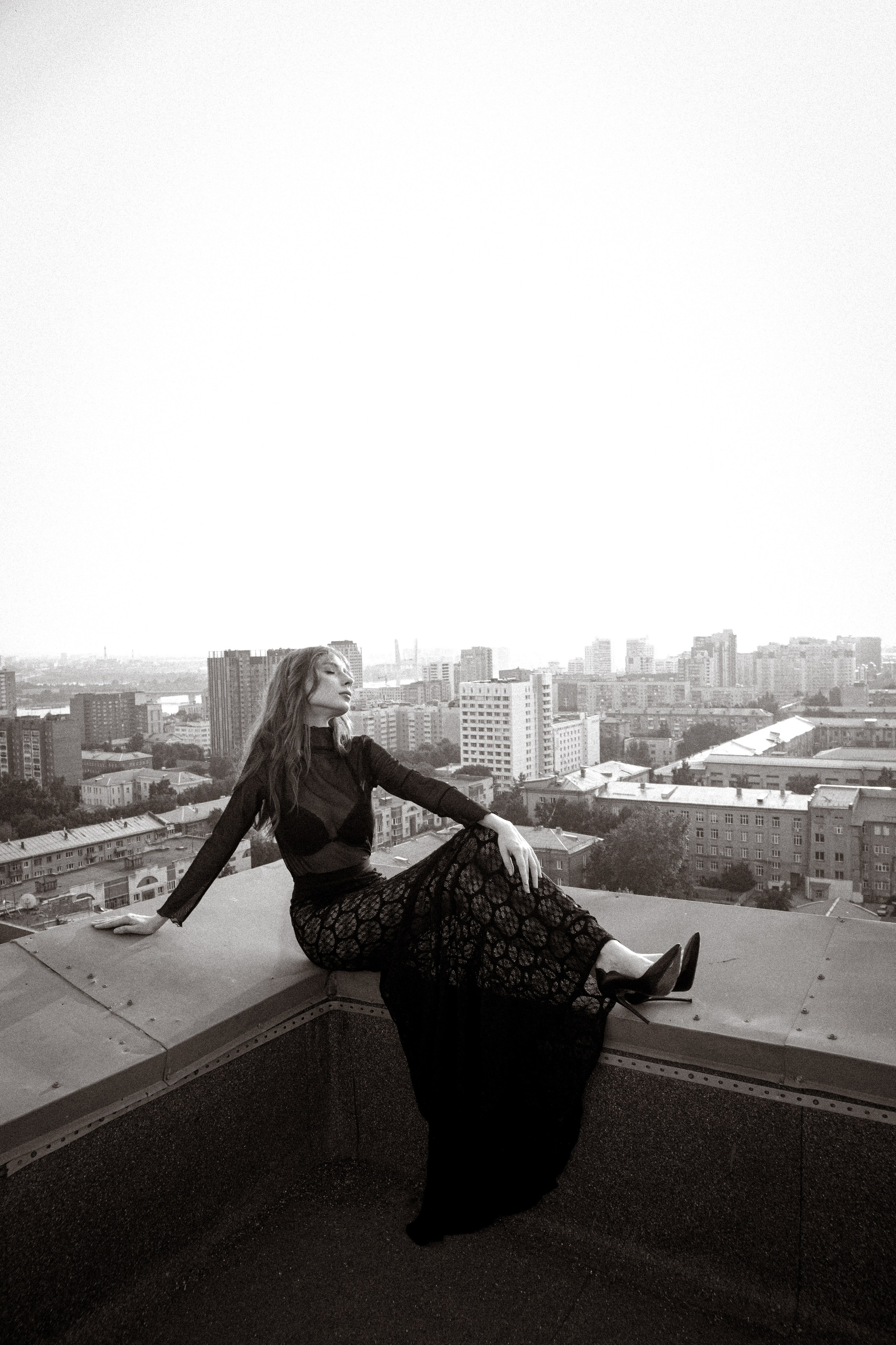 Агата съёмка на крыше. Анастасия Головерова профессиональный фотограф в Новосибирске, фотосессия под ключ в Новосибирске
