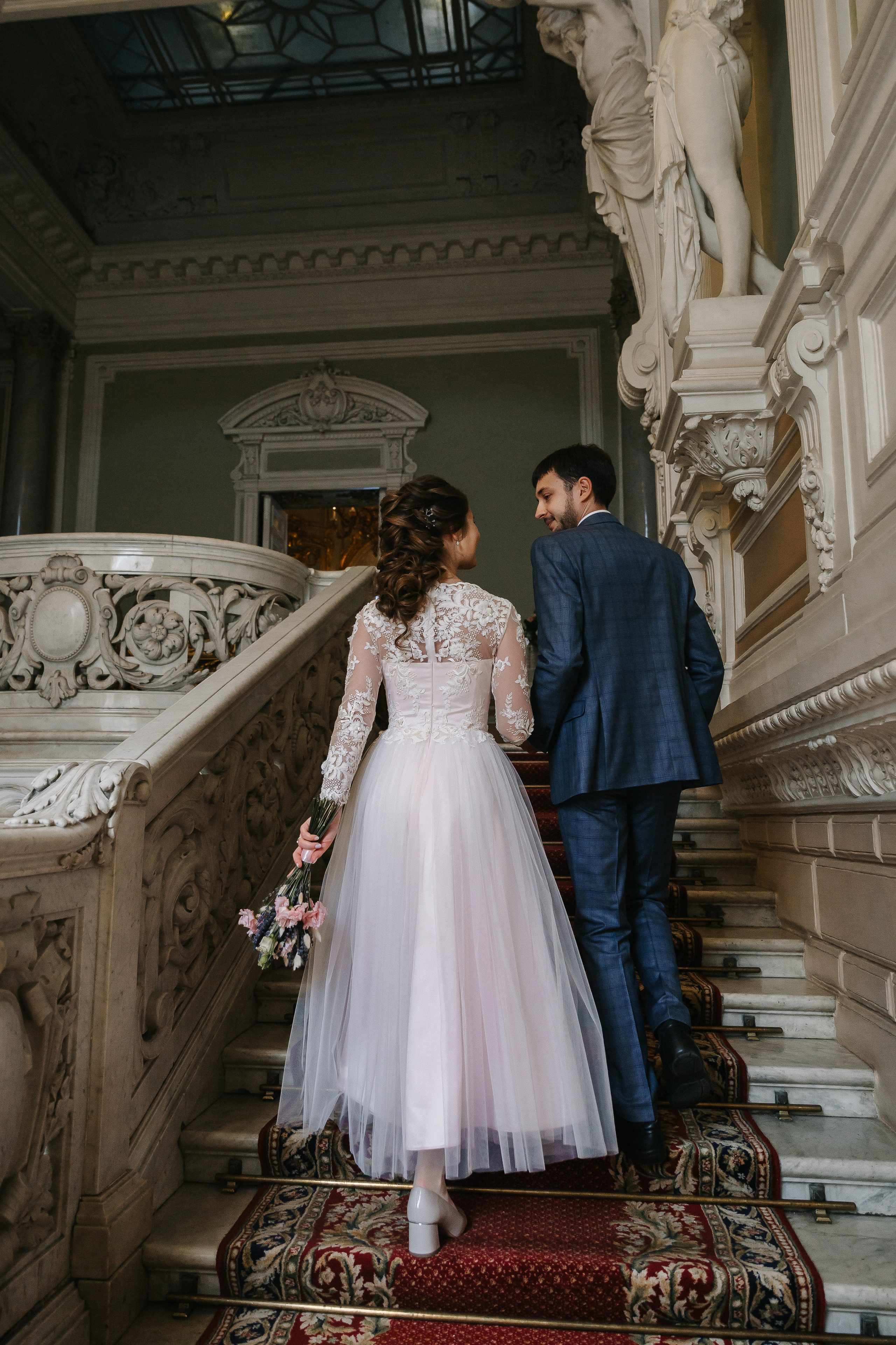 МАЙ | Дворец № 1, Атланты, Эрмитажный дворик. Свадебный фотограф в Санкт-Петербурге Полина Корзухина