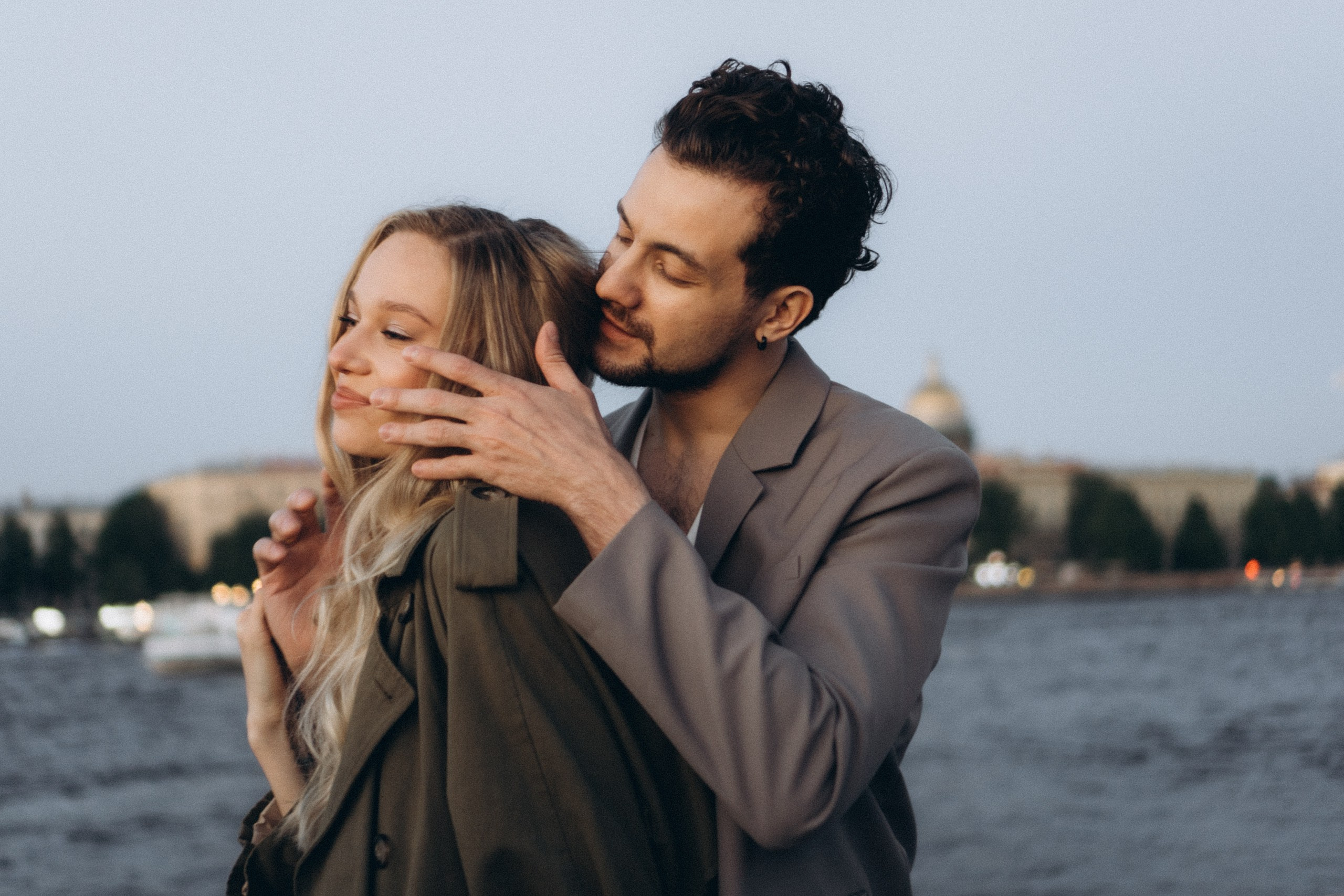 СВАДЕБНАЯ СЬЕМКА ПАРЫ НА РАССВЕТЕ В БЕЛЫЕ НОЧИ И ПРОГУЛКА С РАЗВОДНЫМИ МОСТАМИ И ПИКНИК ВОЗЛЕ ИСАКИЕВСКОГО СОБОРА. Профессиональный фотограф, Санкт-Петербург — Виктория Богомолова