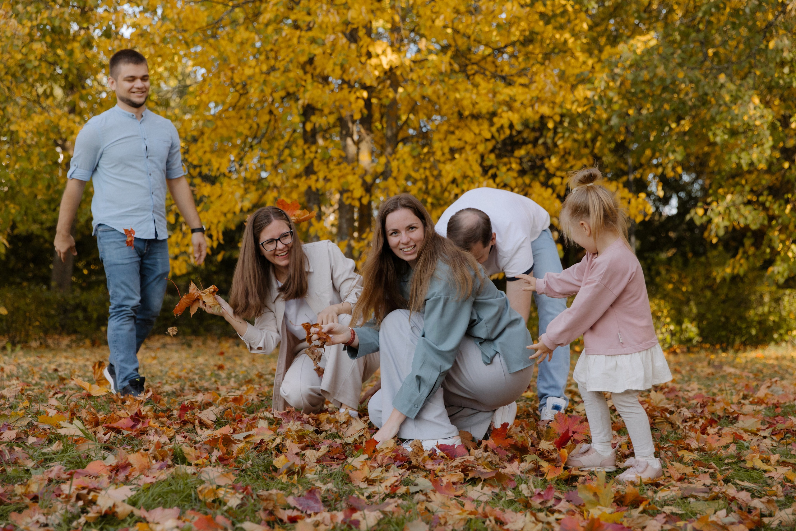 Прогулка Василисы с родителями, дядей и тетей. Семейный и свадебный фотограф в Москве и Зеленограде Пилипенко Юлия