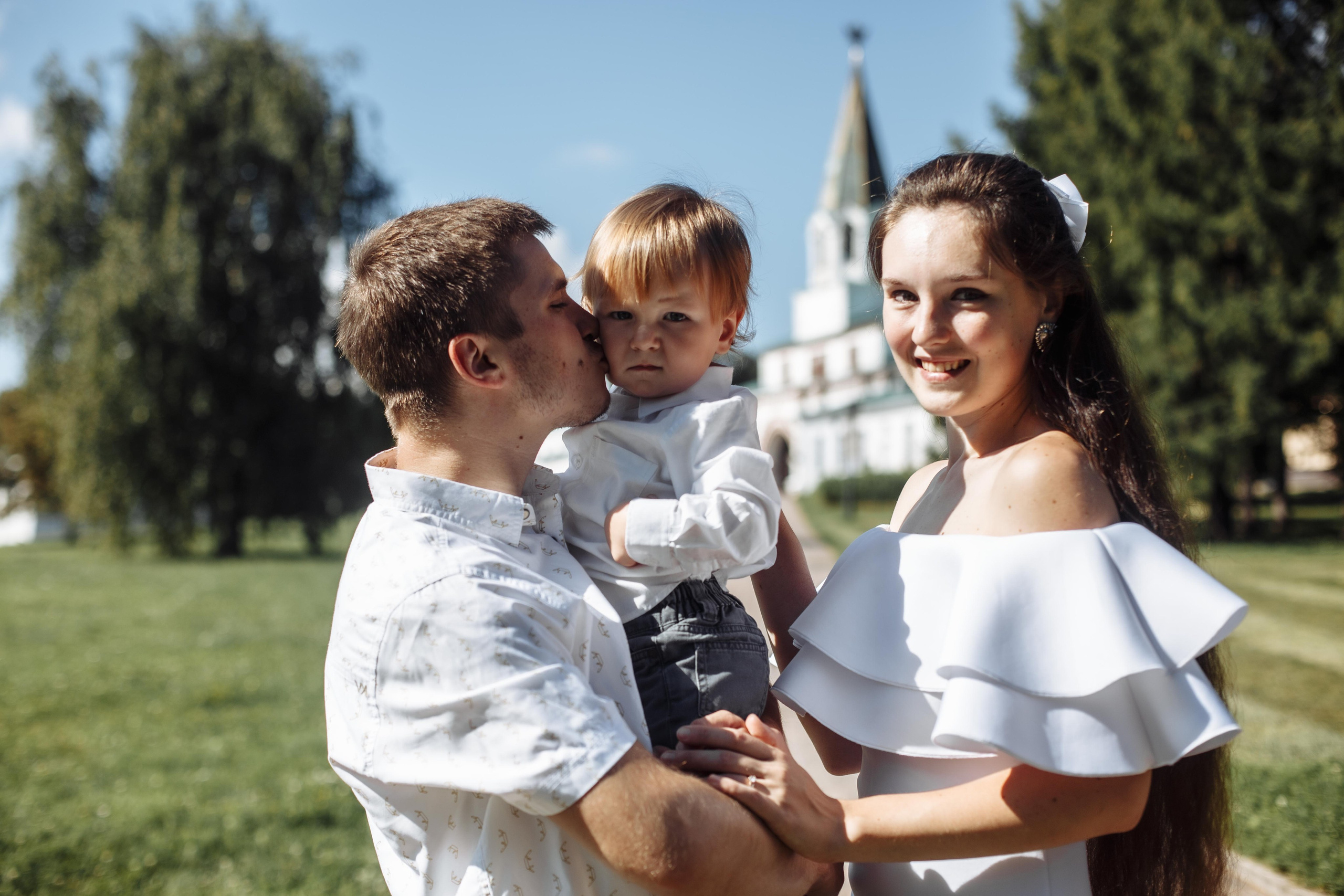 Красивая семейная фотосессия в парке Коломенское, в кадре счастливая пара до свадьбы