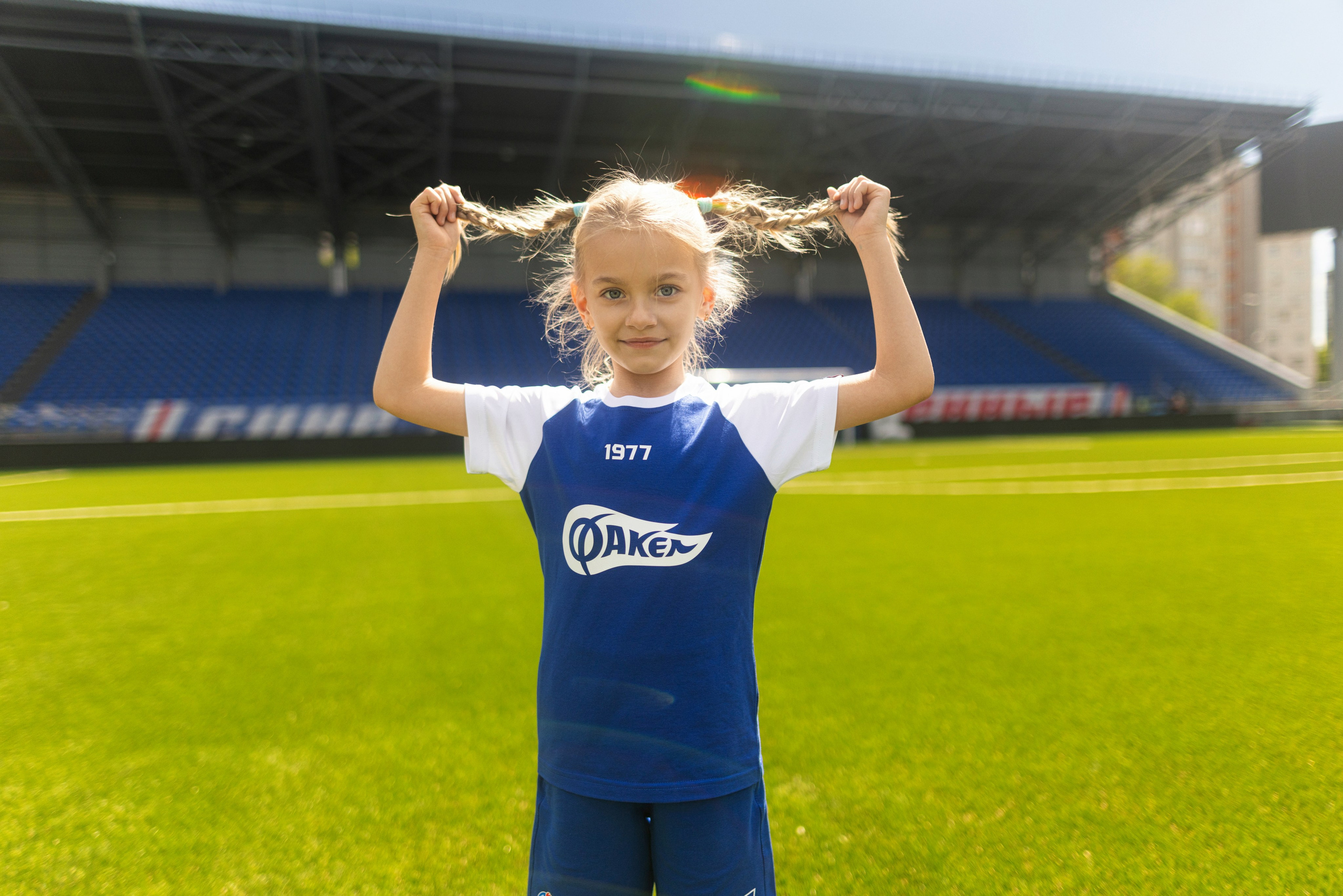 Детский портрет с Алисой на футбольном стадионе. Дмитрий Шульгин, портретный фотограф в Воронеже