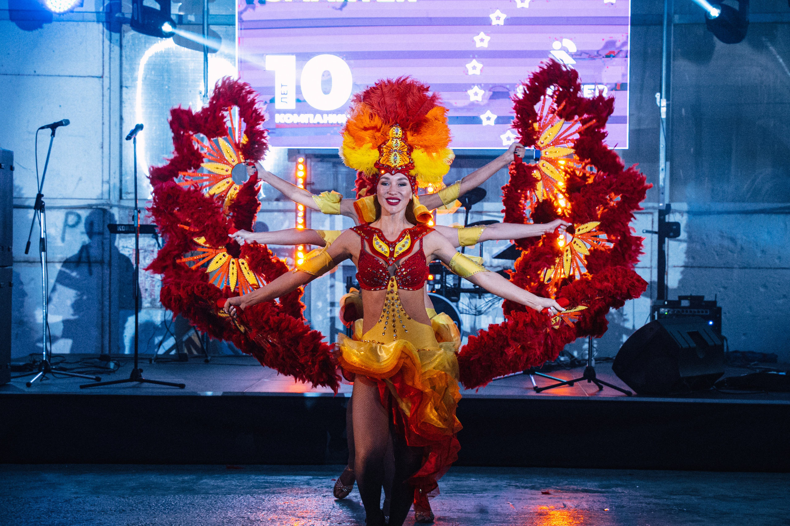 Фотография, сделанная во время профессиональной фотосессии. На ней изображена модель или группа людей в студии или на открытом воздухе. В кадре присутствуют студийное освещение и реквизит.