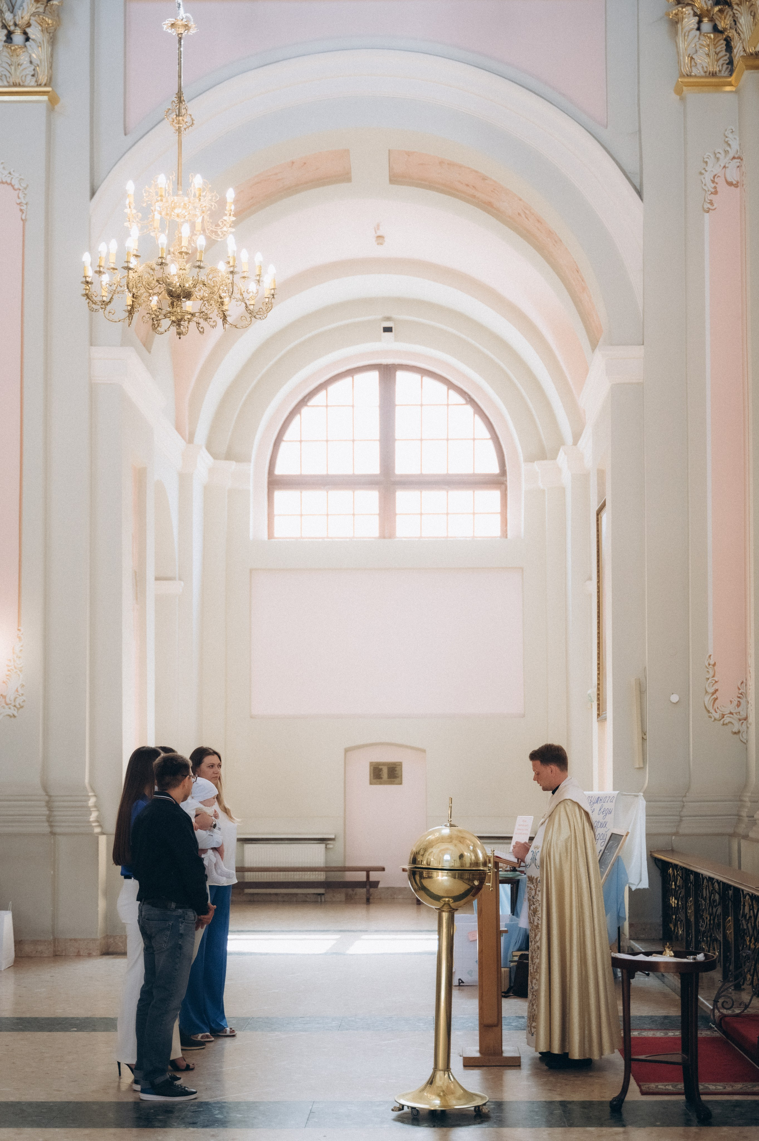 Крещение Василисы Архикафедральный костел Имени Пресвятой Девы Марии. Семейный фотограф в Минске Дарья Дреко