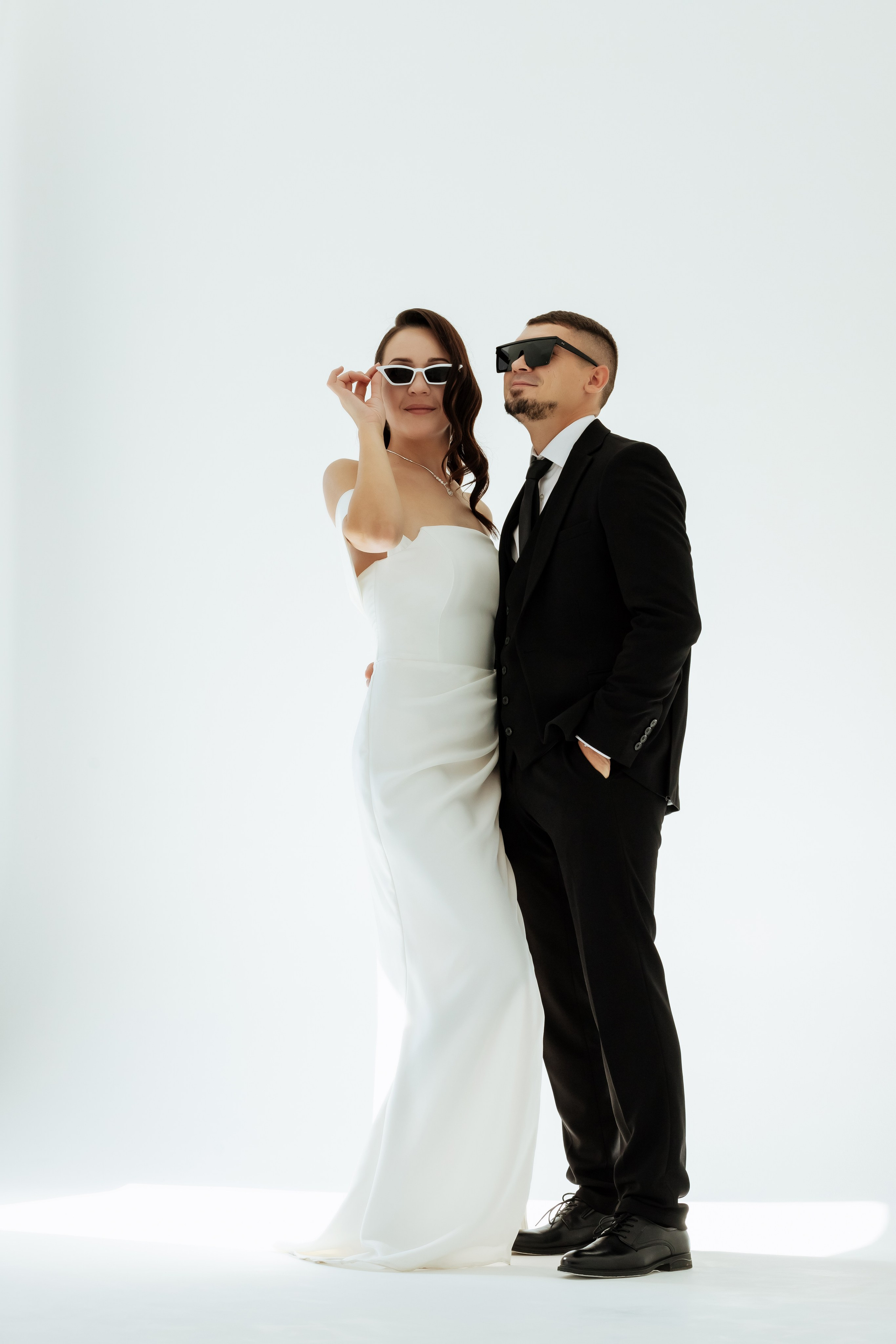 Студийная съемка молодожен на циклораме