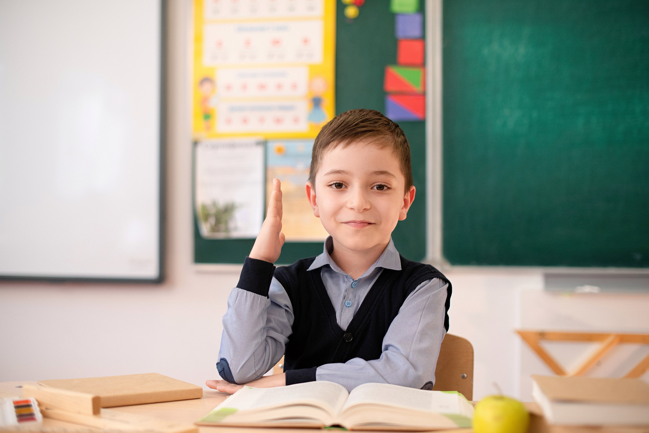 Памятные снимки учащихся младших и старших классов в Сургуте и Нефтеюганске — профессиональное портфолио детской и школьной фотографии.