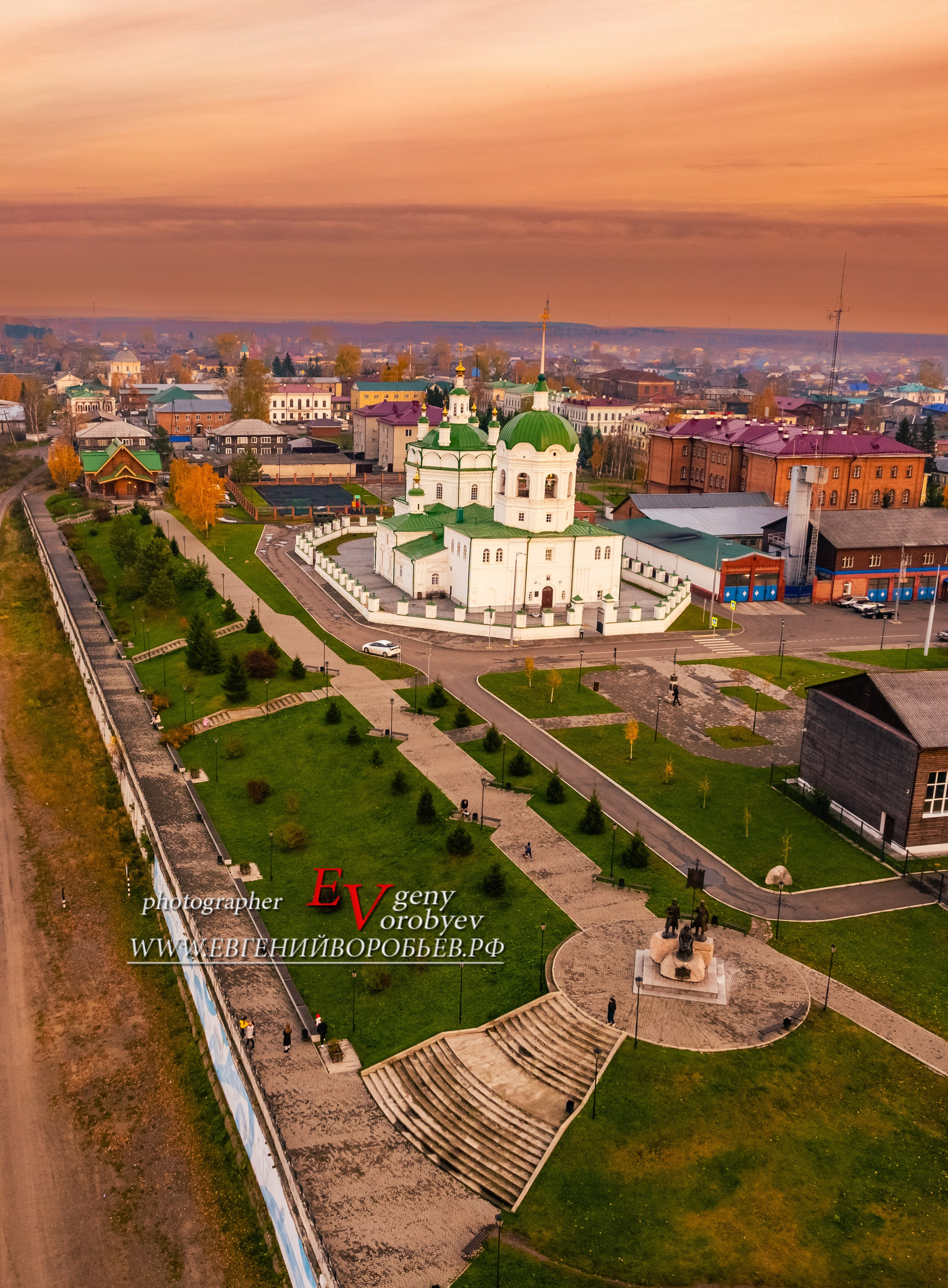 экскурсии Енисейск Красноярск аренда микроавтобуса трансфер индивидуальный тур фото набережная дегустация сибирской кухни интересные места что посмотреть куда сходить что посетить достопримечательности в Енисейске  храм церковь монастырь фототур  цена заказать экскурсию программа маршрут смотровые площадки видовые красивые места путешествие туристический маршрут 