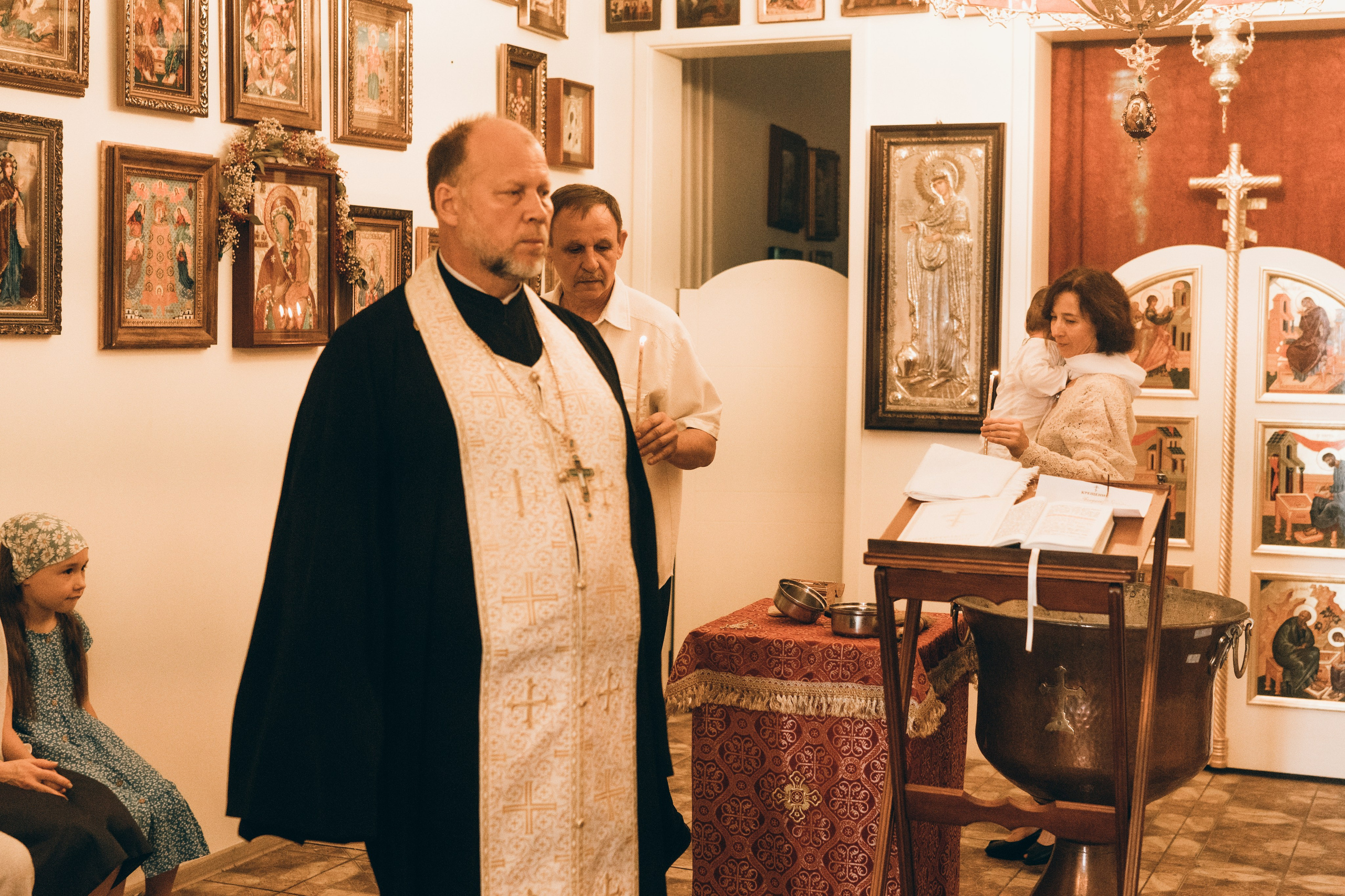 Таинство крещение в Москве. Семейный, ньюборн фотограф, фотограф на роды в Москве, Виктория Тюльдюкова