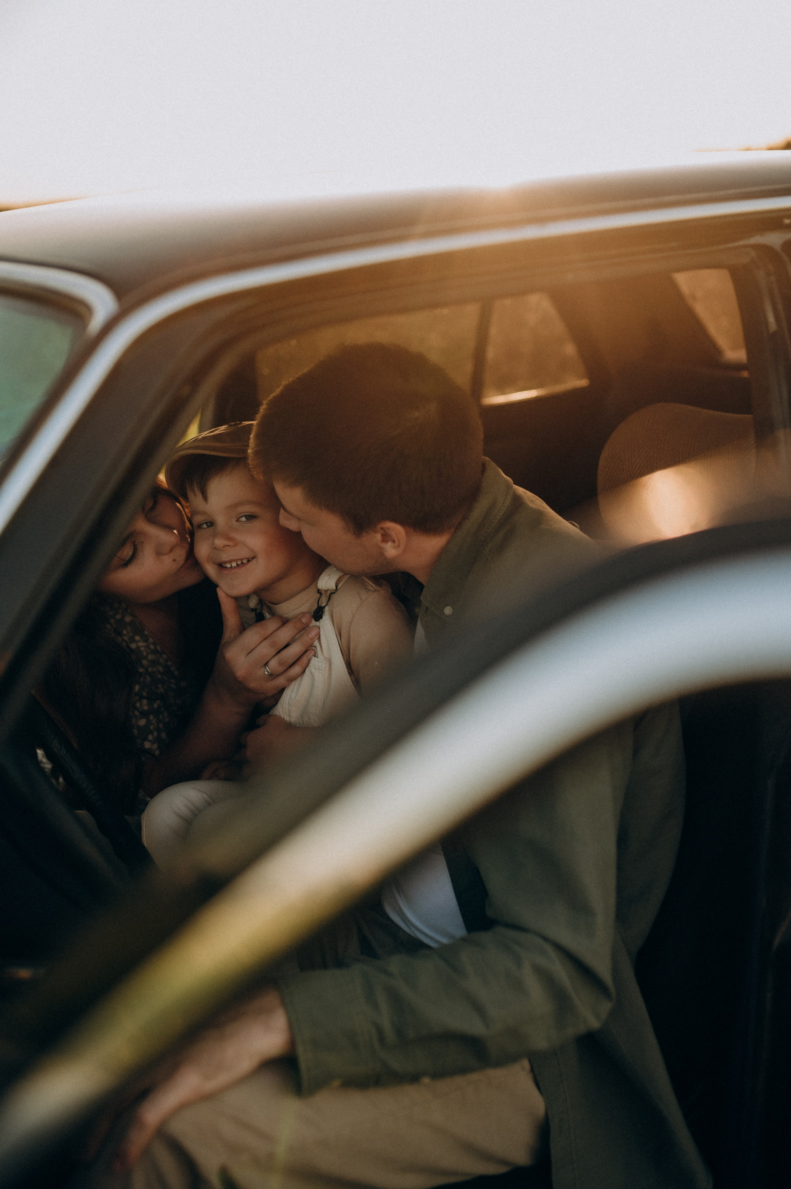 С машиной. Семейный фотограф Нагорнова Виктория