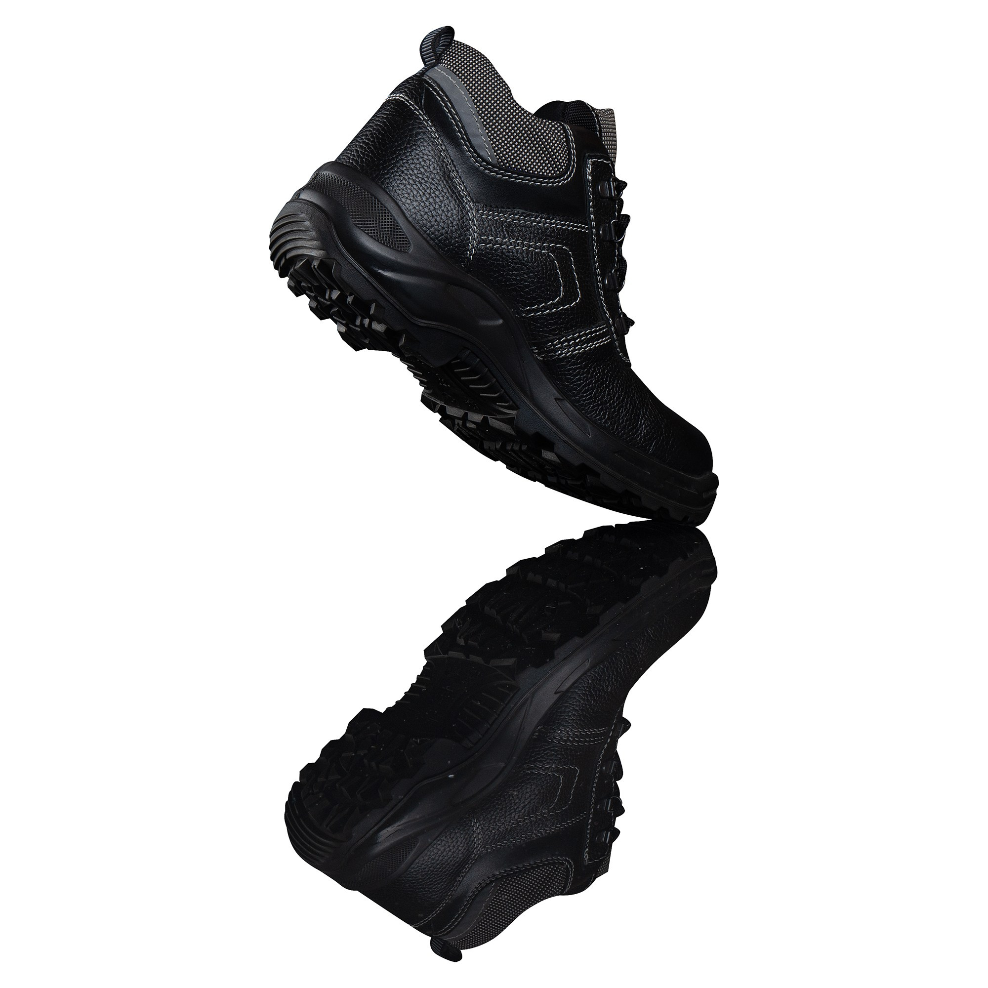 Обувь рабочые, ботинки черные вид сзади