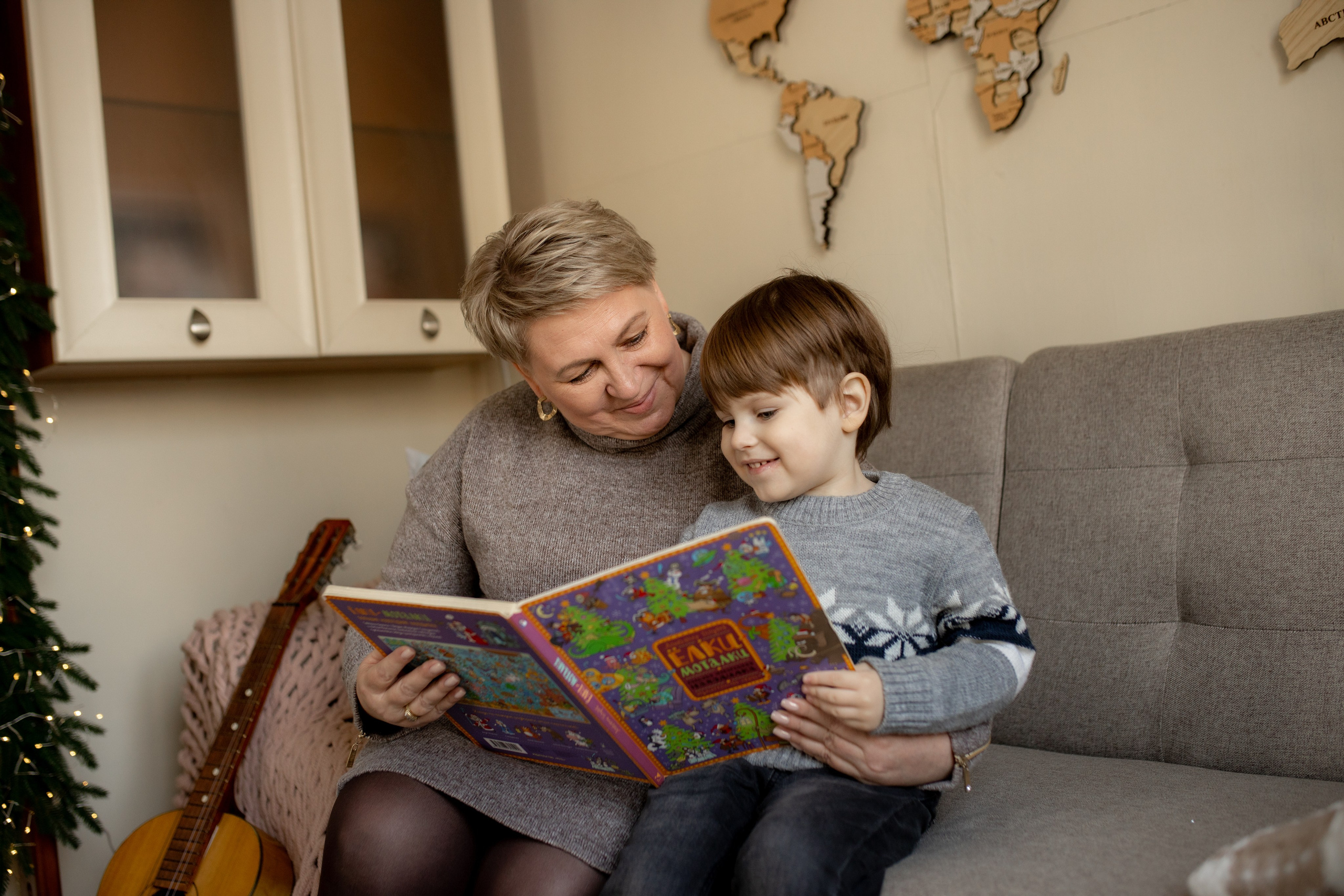 новгодняя фотосессия в Железнодорожном, новогодняя книга, бабушка читает внуку новогоднюю книгу, фотосессия в подарок бабушке