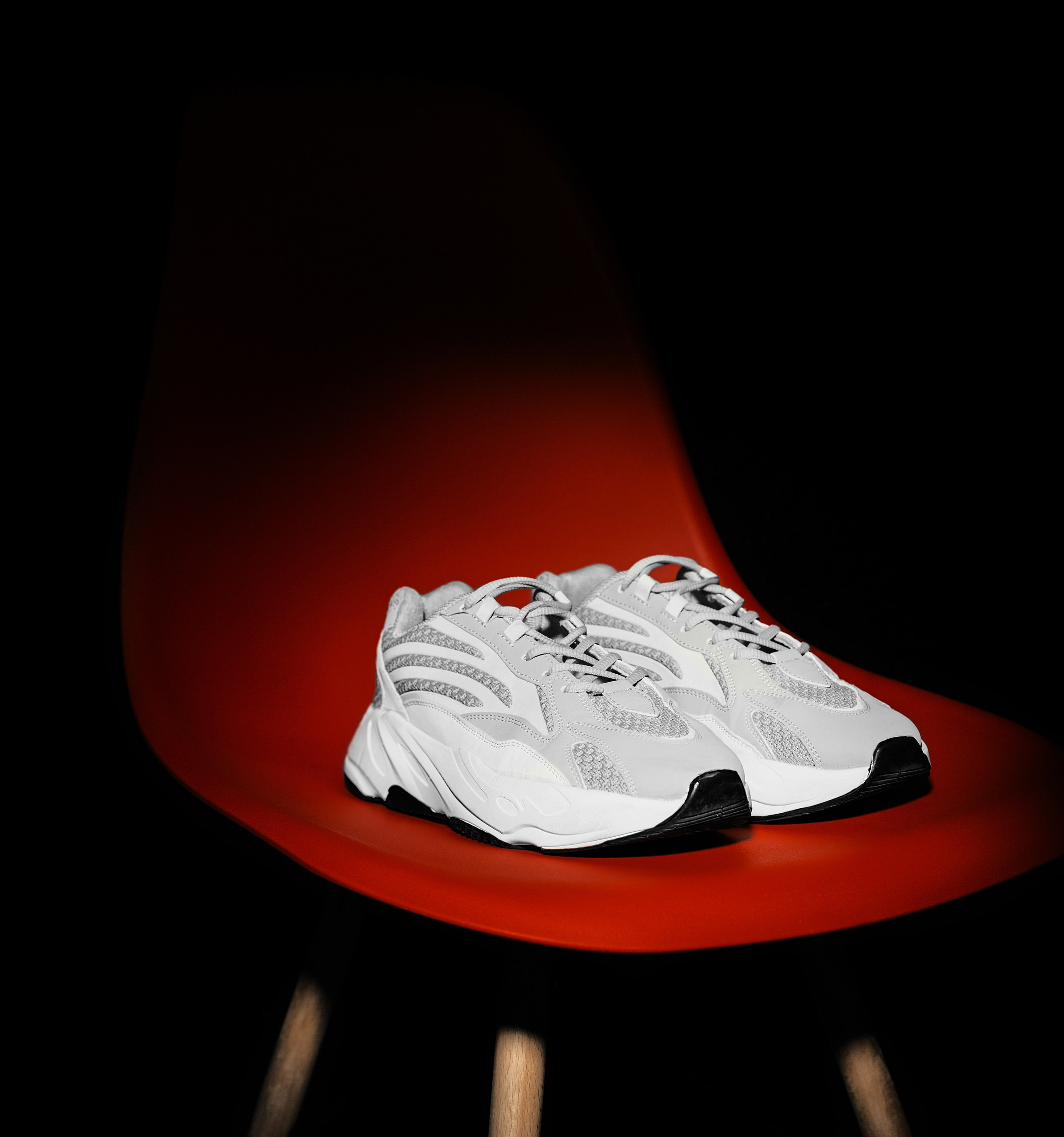Съемка кроссовок на красном стуле в Казани, брендовые кроссовки на красном стуле