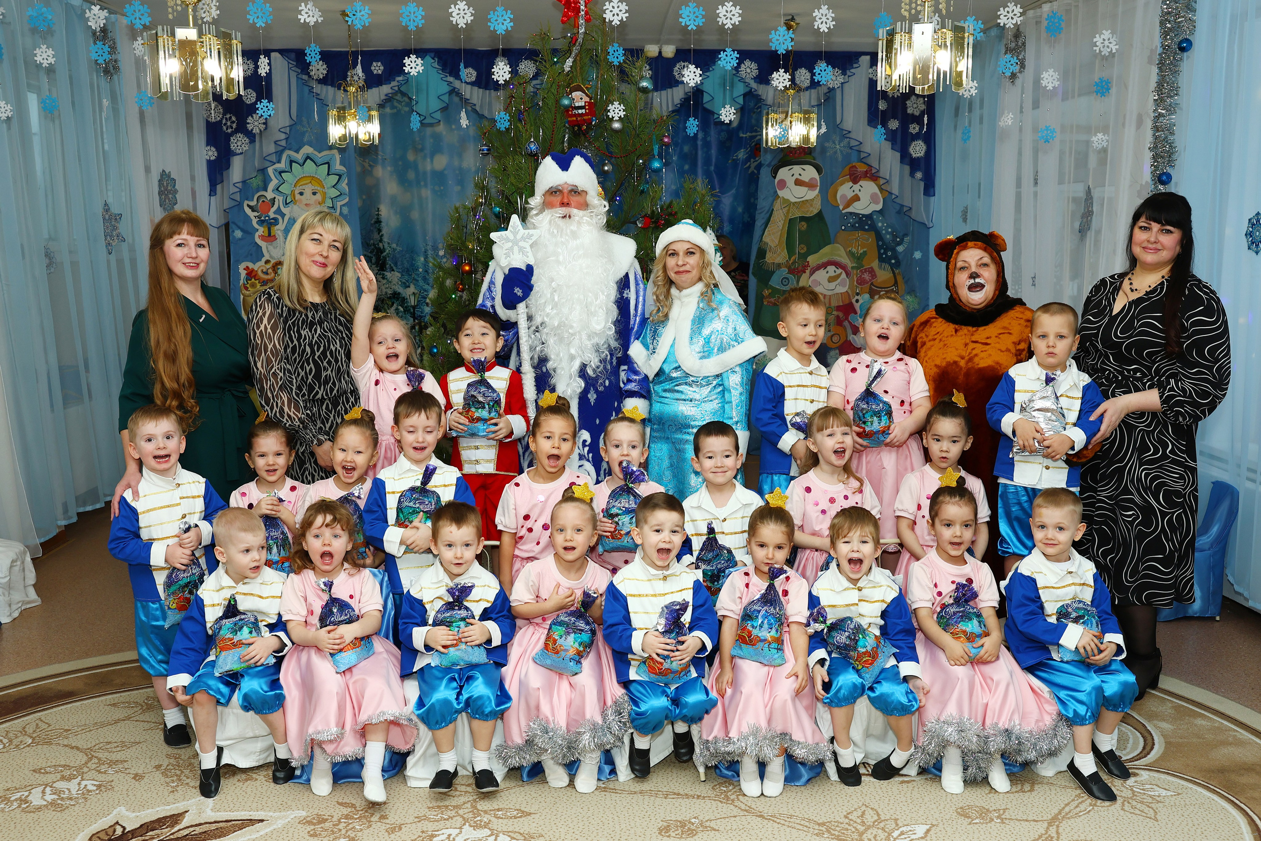 Новогодний утренник. Выпускные Альбомы Омск