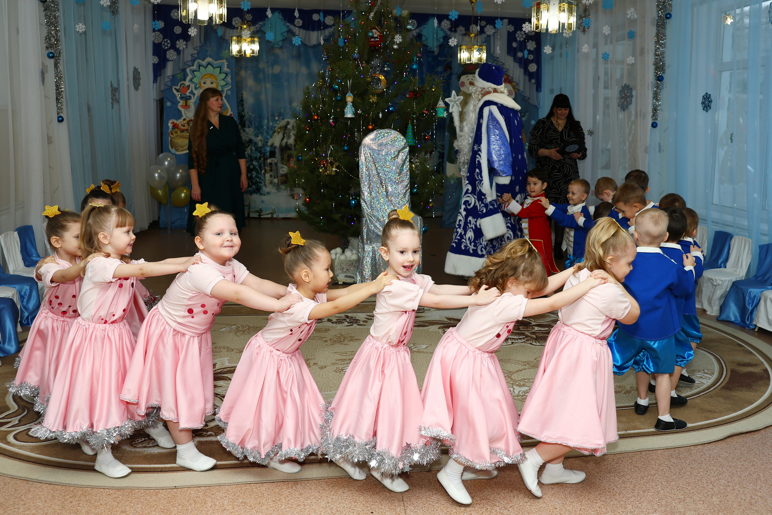 Новогодний утренник. Выпускные Альбомы Омск