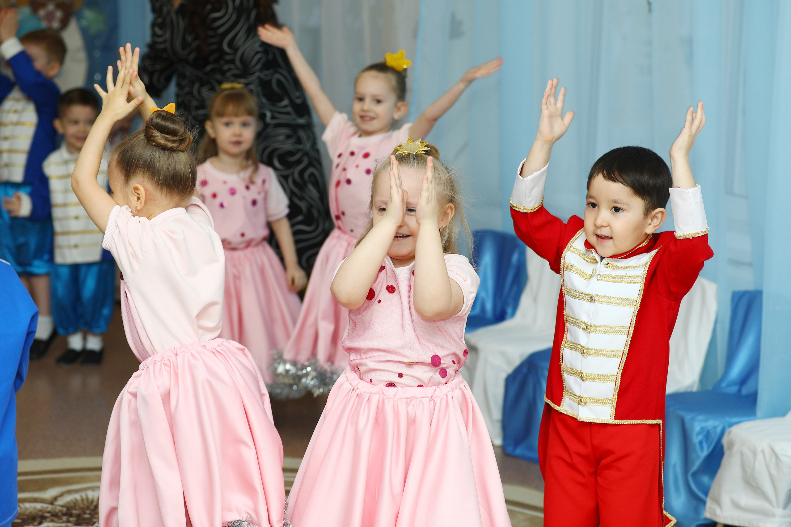 Новогодний утренник. Выпускные Альбомы Омск