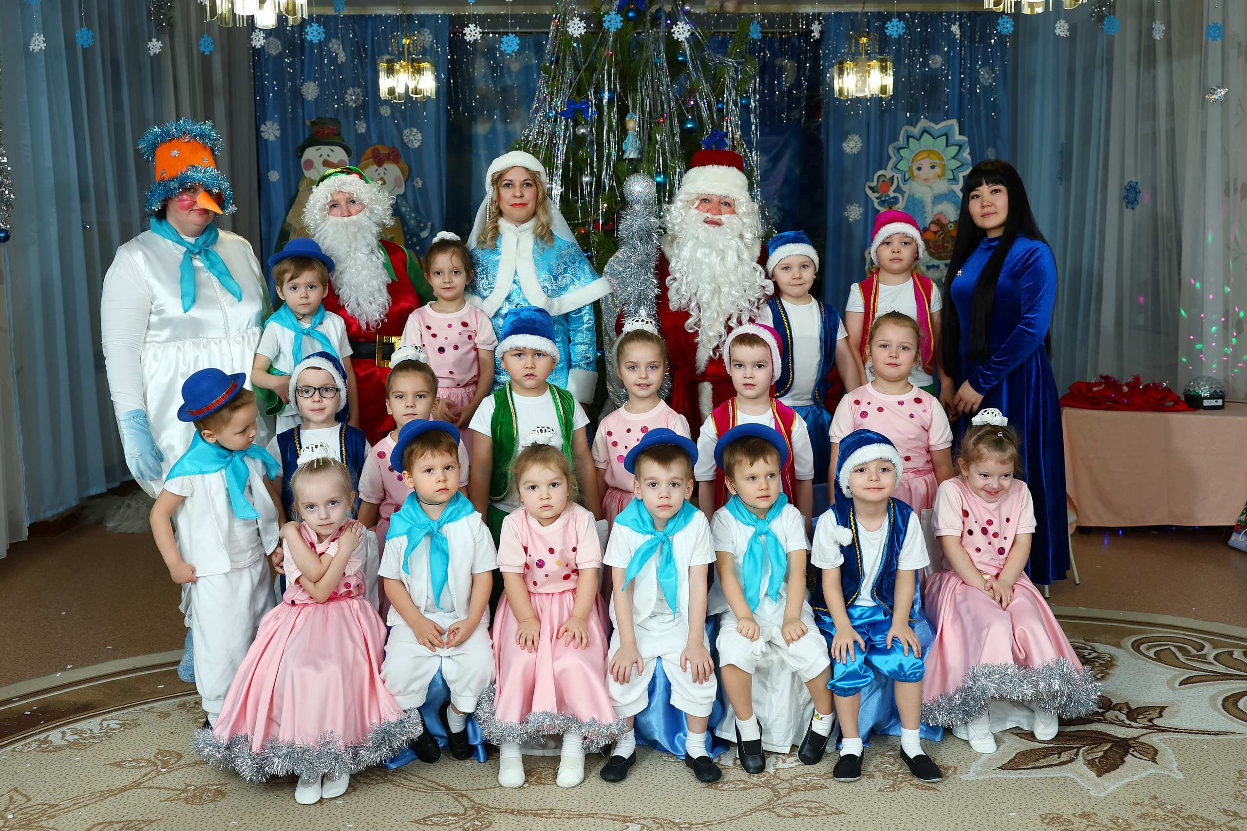 Новогодний утренник. Выпускные Альбомы Омск