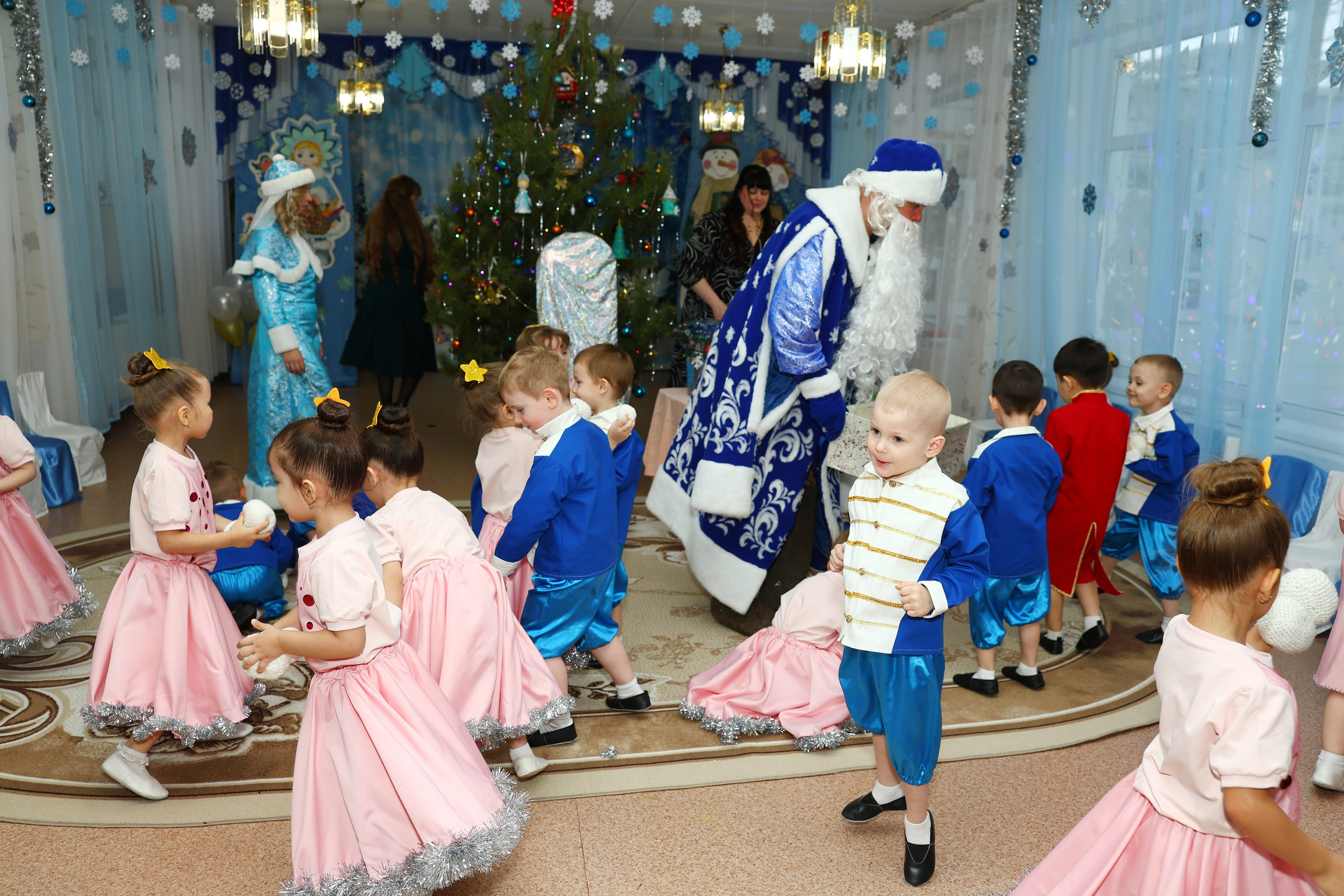 Новогодний утренник. Выпускные Альбомы Омск