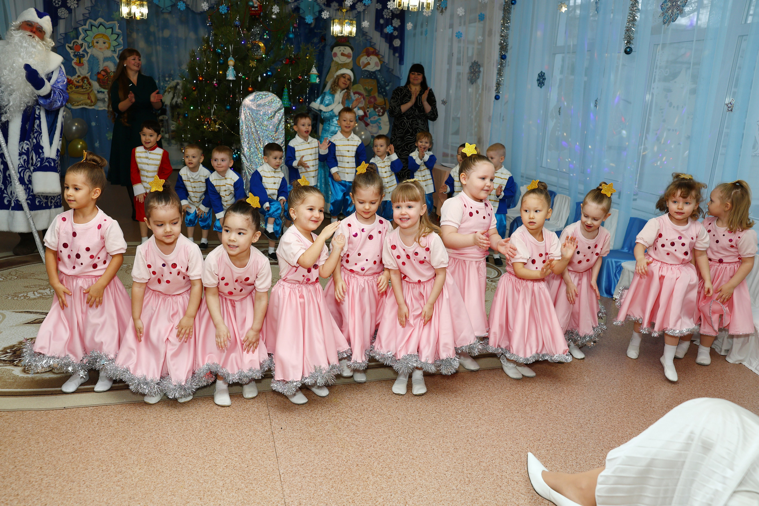 Новогодний утренник. Выпускные Альбомы Омск
