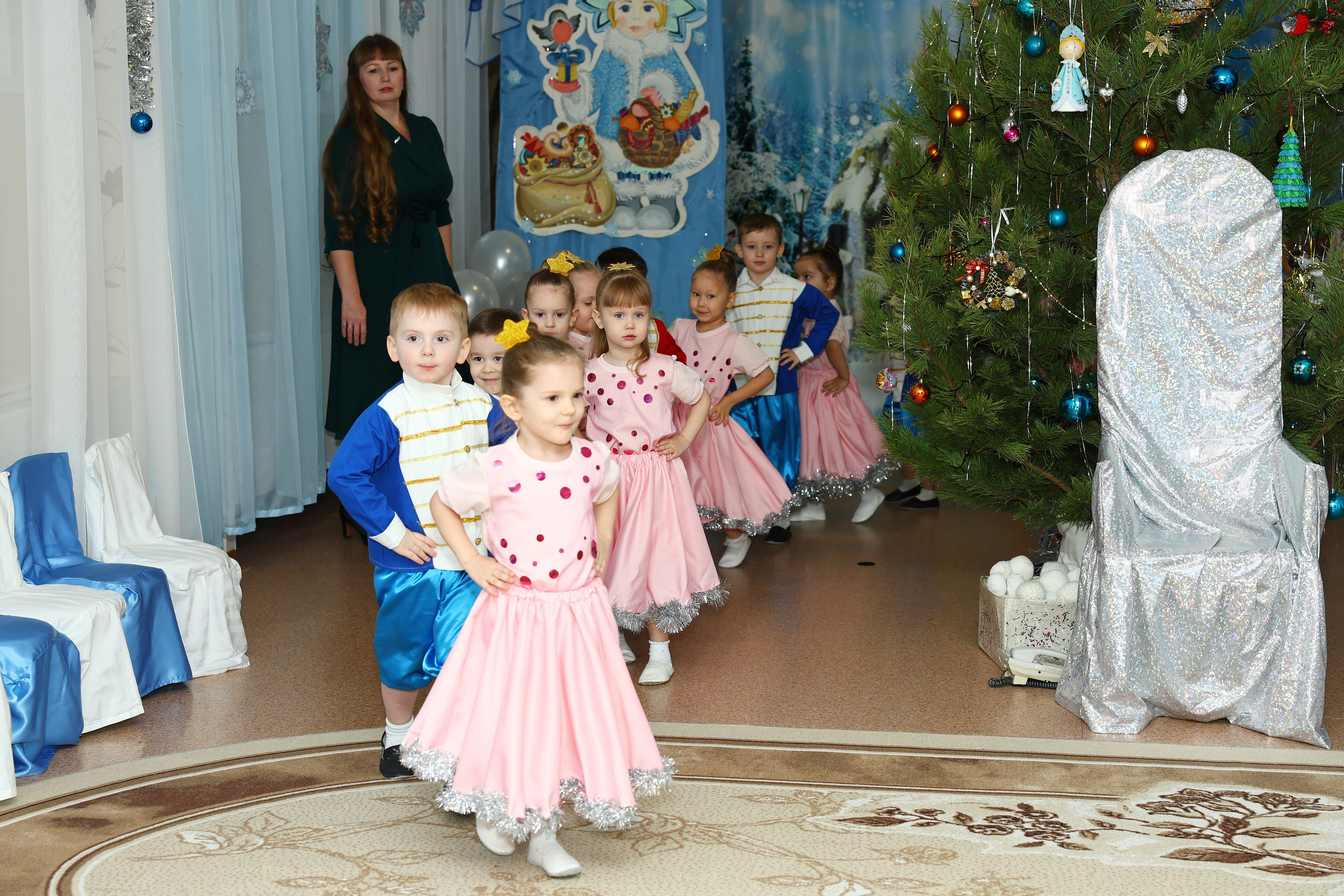 Новогодний утренник. Выпускные Альбомы Омск