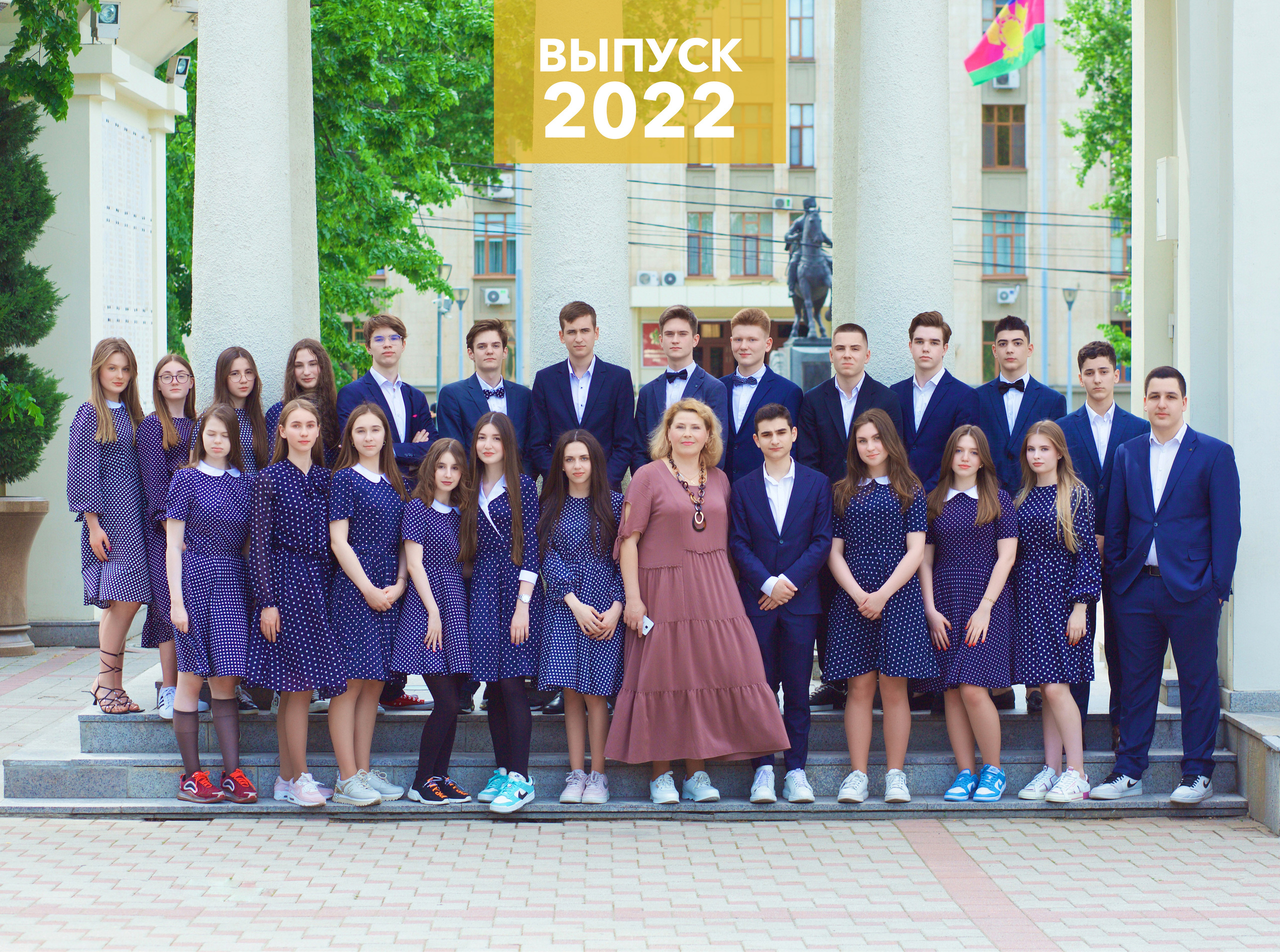 Пример школьного альбома на 20 разворотов. Профессиональный фотограф в Краснодаре Виталий Васькович