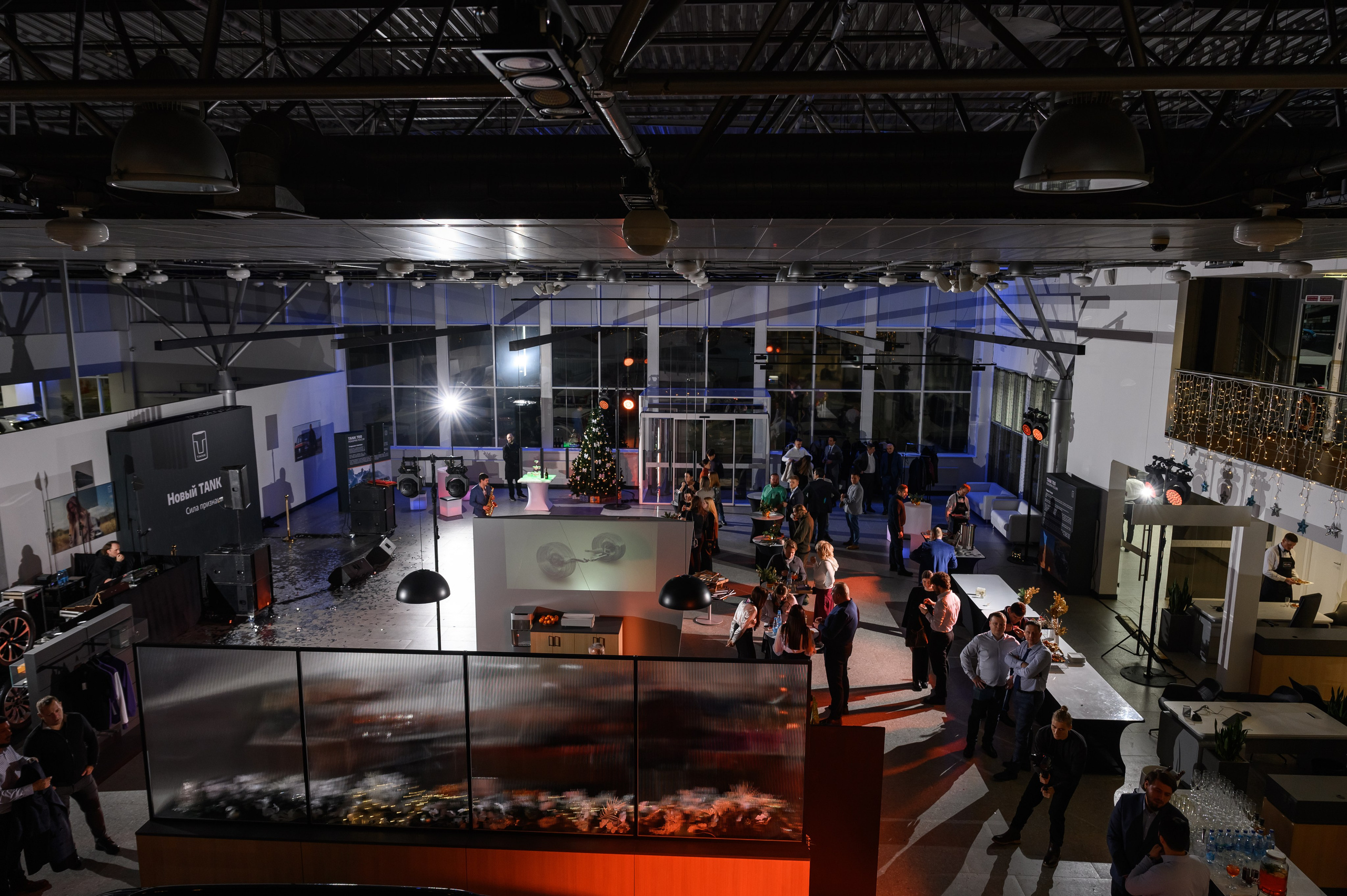 Автосалон Танк. Свадебный фотограф Москва Юрий Кульман