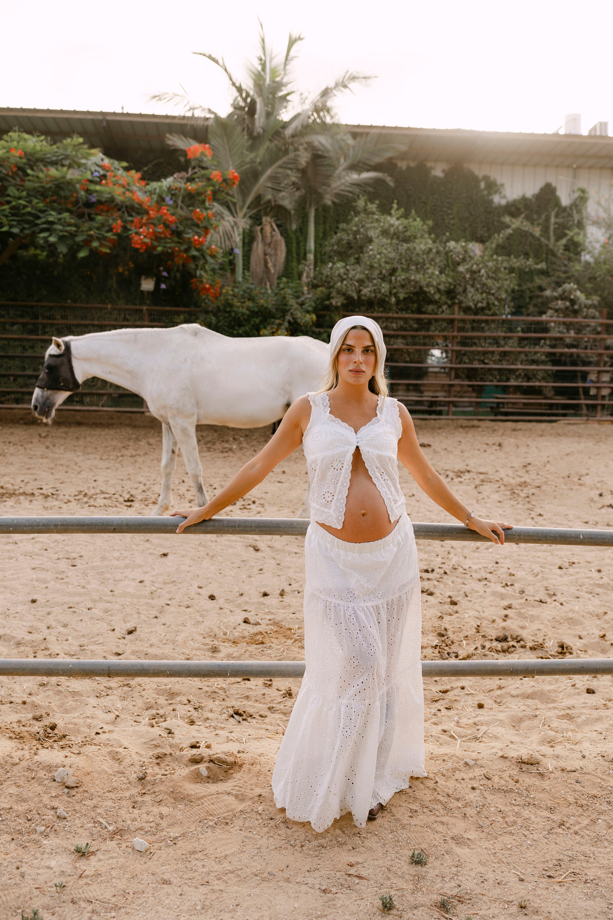 Pregnancy photoshoot at the horse farm. Главная
