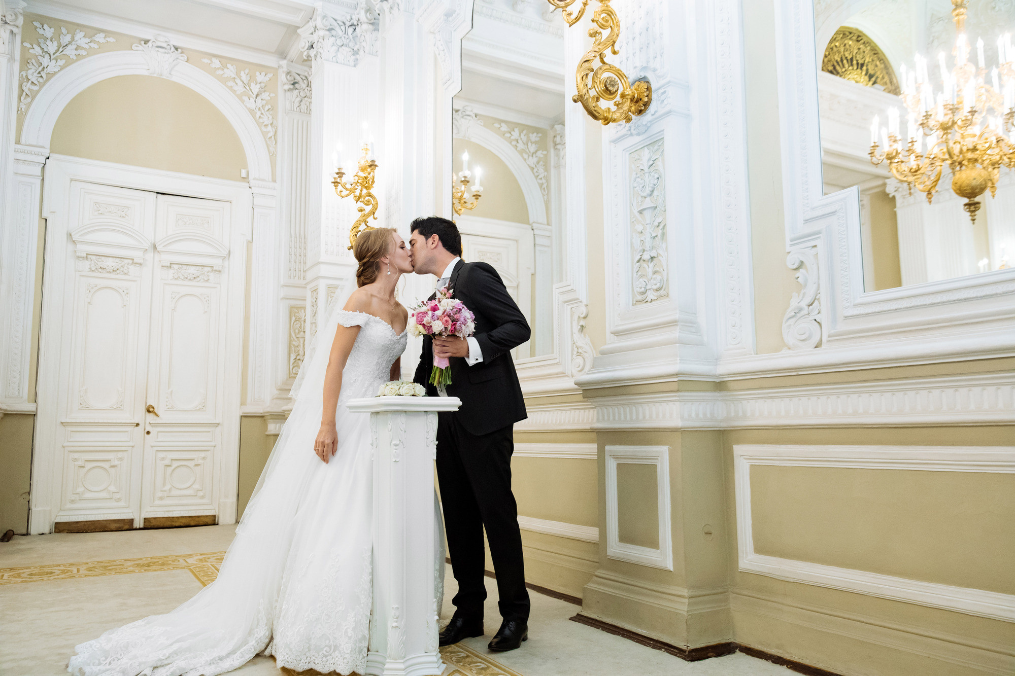 Богдана и Луиз (Испанцы в Питере). Лиза Каражова