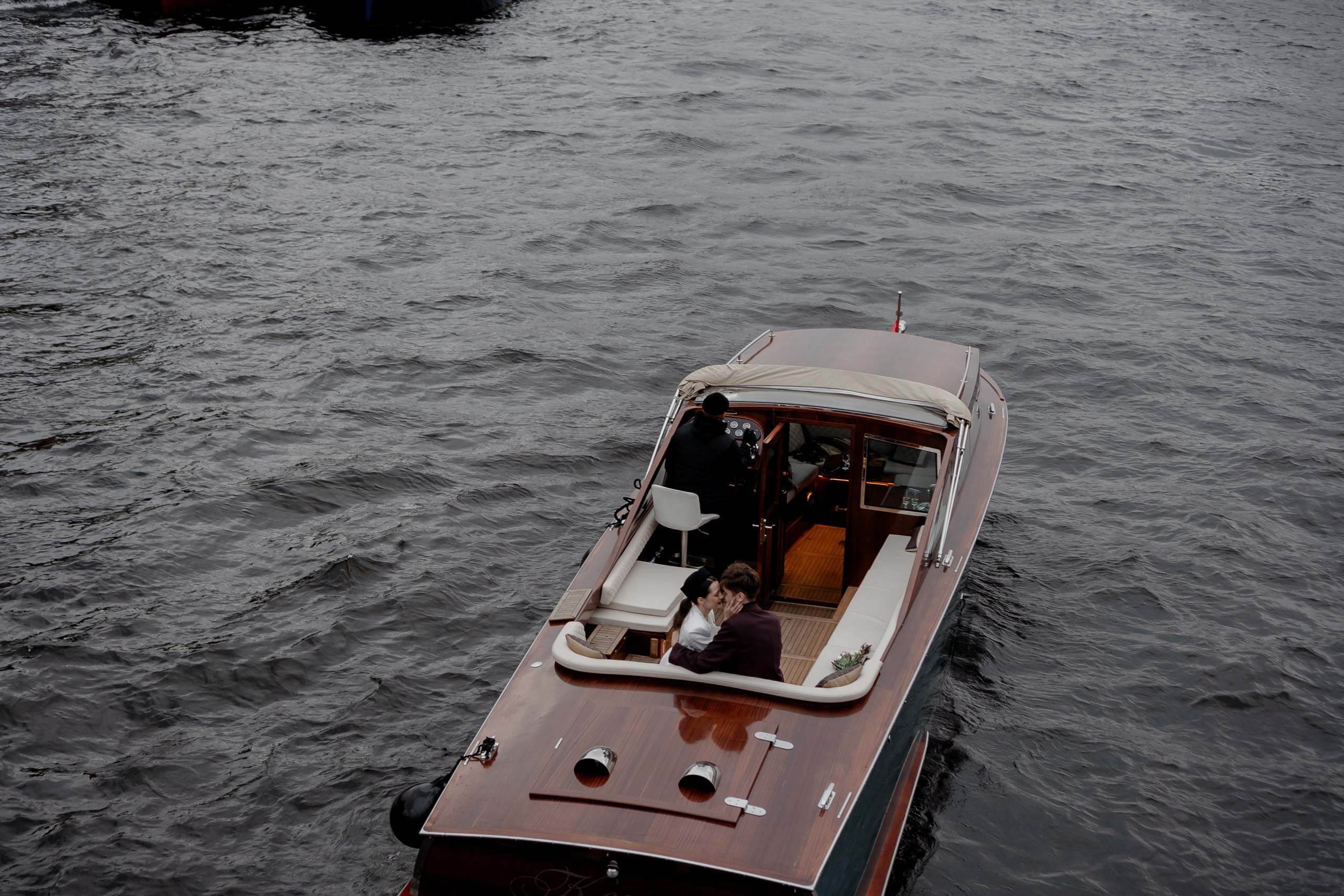 СВАДЕНБНАЯ СЬЕМКА НА КАТЕРЕ ПО КАНАЛАМ САНКТ-ПЕТЕРБУРГА И В АКВАТОРИИ НЕВЫ. Профессиональный фотограф, Санкт-Петербург — Виктория Богомолова